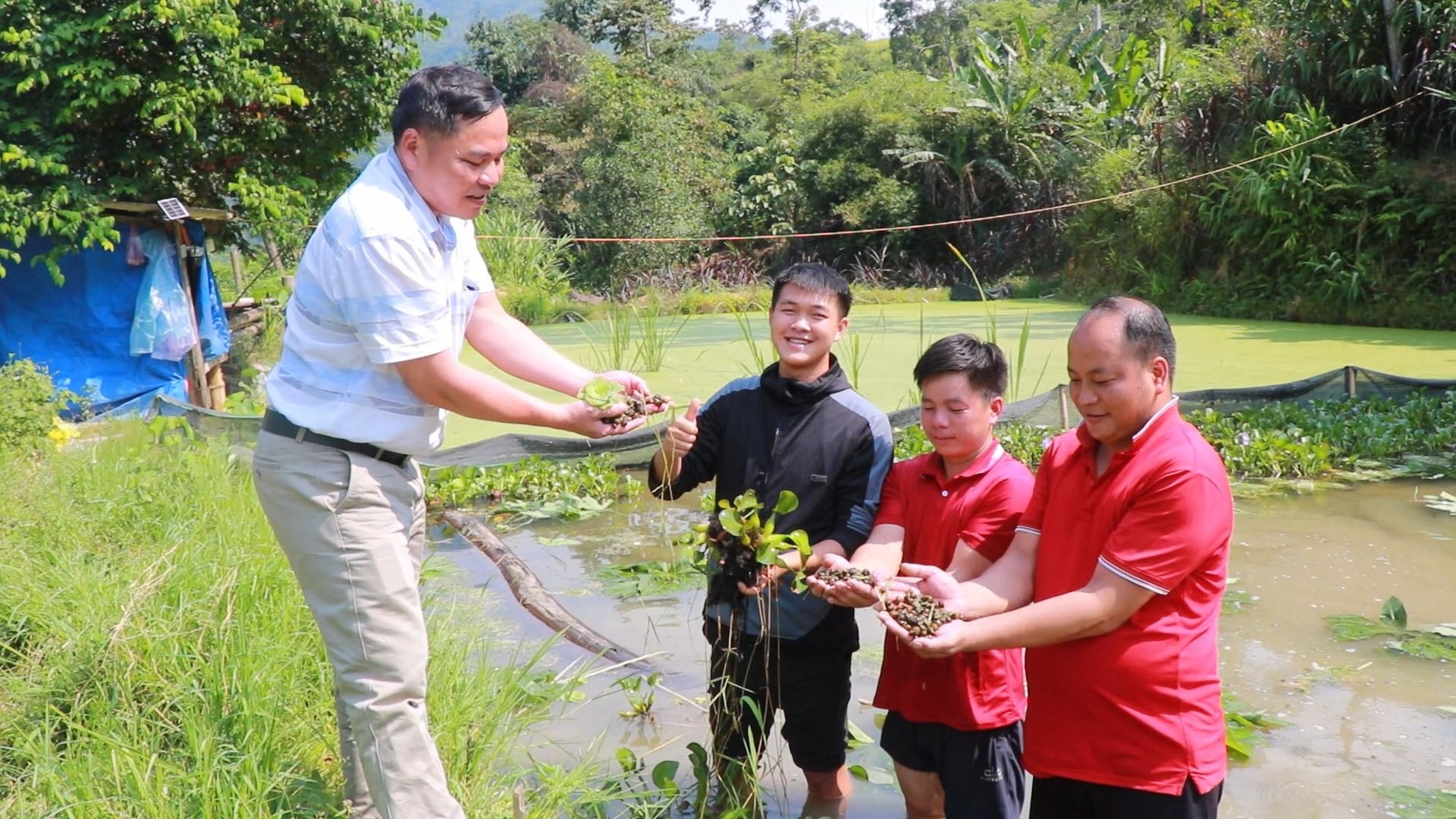 Kiểm tra mô hình nuôi ốc, nuôi dê và công trình kênh mương tại thôn Xuân Hồng