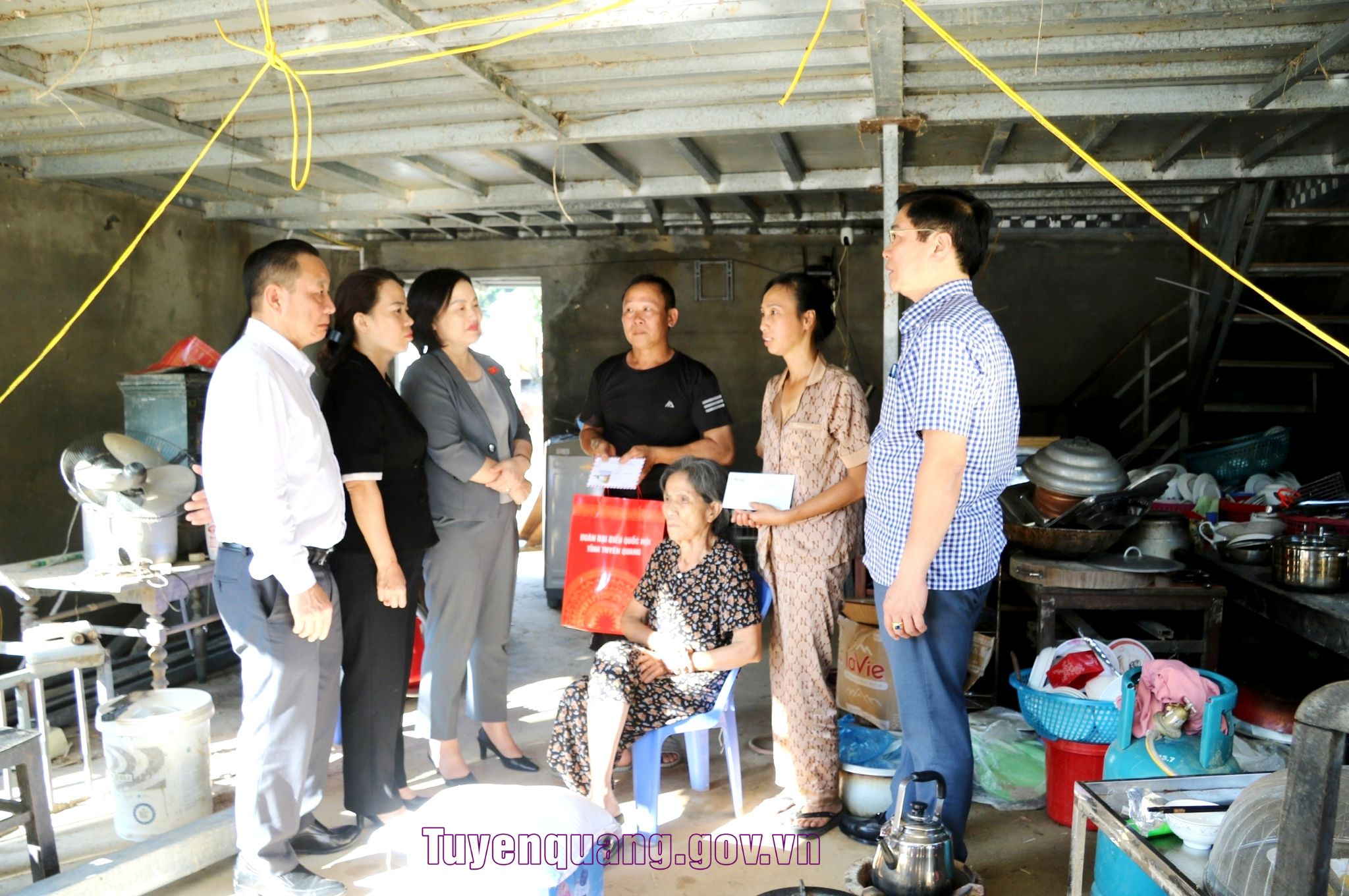 Đoàn Đại biểu Quốc hội tỉnh thăm hỏi, tặng quà các hộ gia đình bị thiệt hại sau lũ tại phường Hà Giang 1, 2 và xã Ngọc Đường