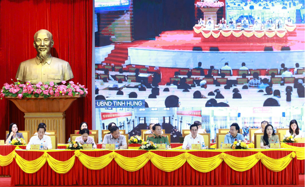 BỘ TRƯỞNG LƯƠNG TAM QUANG TIẾP XÚC CỬ TRI SAU KỲ HỌP THỨ NHẤT, QUỐC HỘI KHÓA XVI TẠI TỈNH HƯNG YÊN