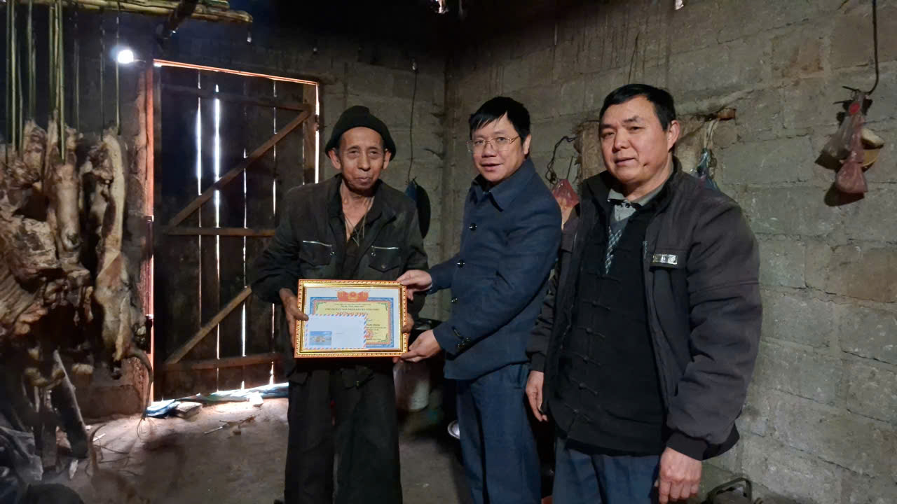 Đồng chí Nguyễn Trung Kiên - Bí thư Đảng ủy xã thăm hỏi, tặng quà người cao tuổi nhân dịp Tết Nguyên đán