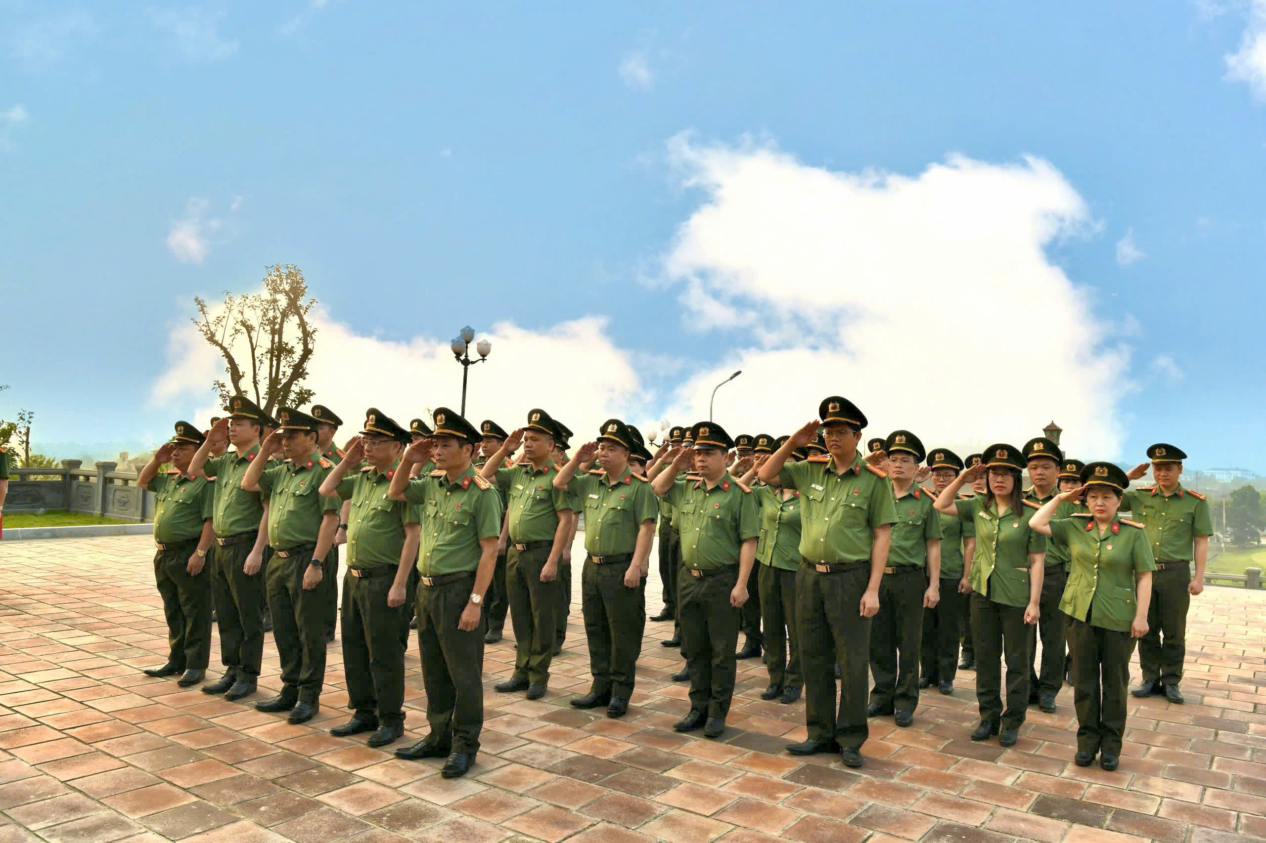 TRI ÂN - TỰ HÀO - TIẾP BƯỚC: DẤU ẤN 80 NĂM LỰC LƯỢNG AN NINH NỘI ĐỊA CÔNG AN TỈNH TUYÊN QUANG 