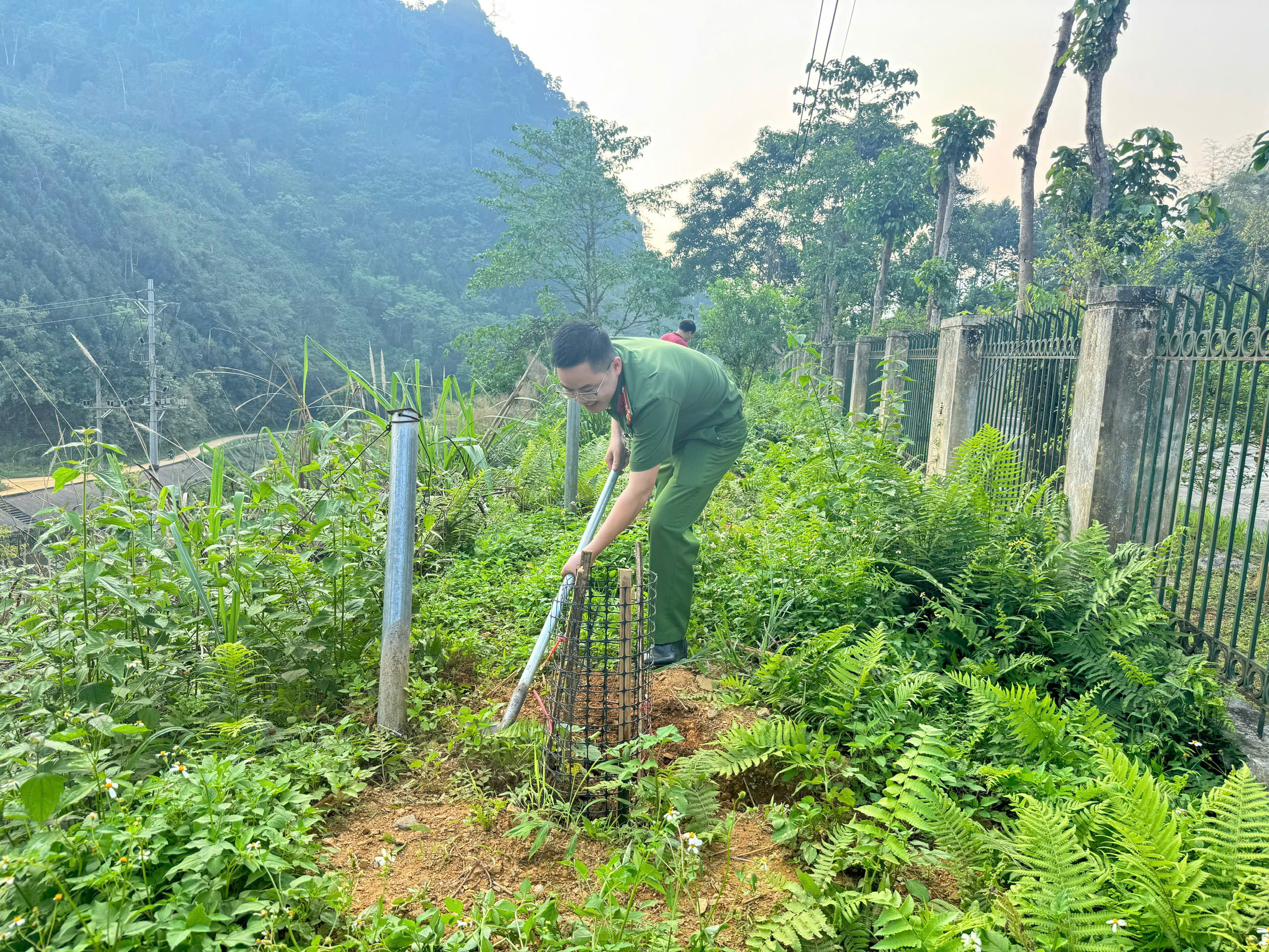 CÔNG AN XÃ LÂM BÌNH ĐẨY MẠNH TĂNG GIA SẢN XUẤT SAU GIỜ LÀM VIỆC