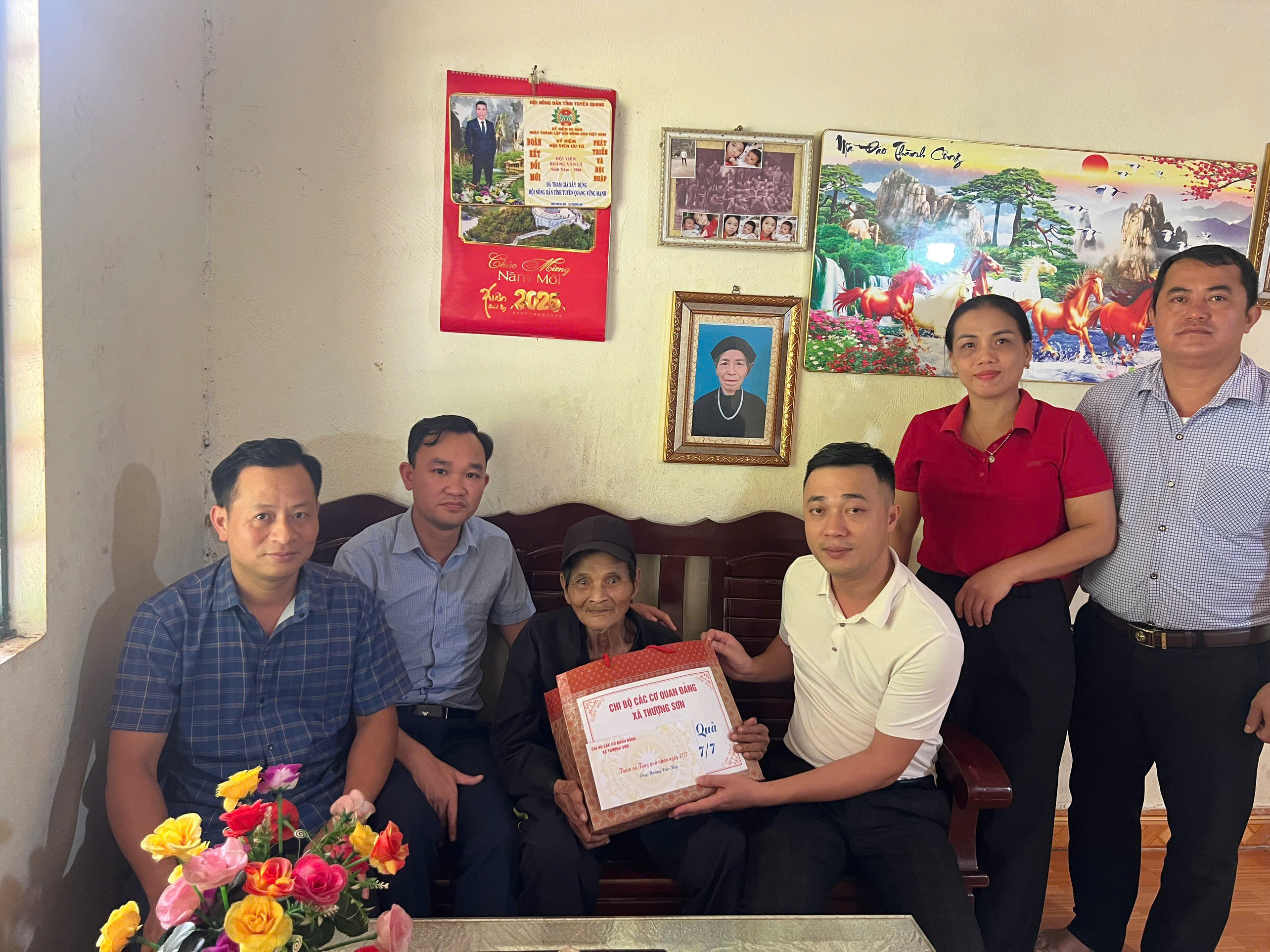 CHI BỘ CÁC CƠ QUAN ĐẢNG XÃ THƯỢNG SƠN THĂM, TẶNG QUÀ CÁC GIA ĐÌNH CHÍNH SÁCH NHÂN KỶ NIỆM 79 NĂM NGÀY THƯƠNG BINH - LIỆT SĨ (27/7/1947 - 27/7/2026)