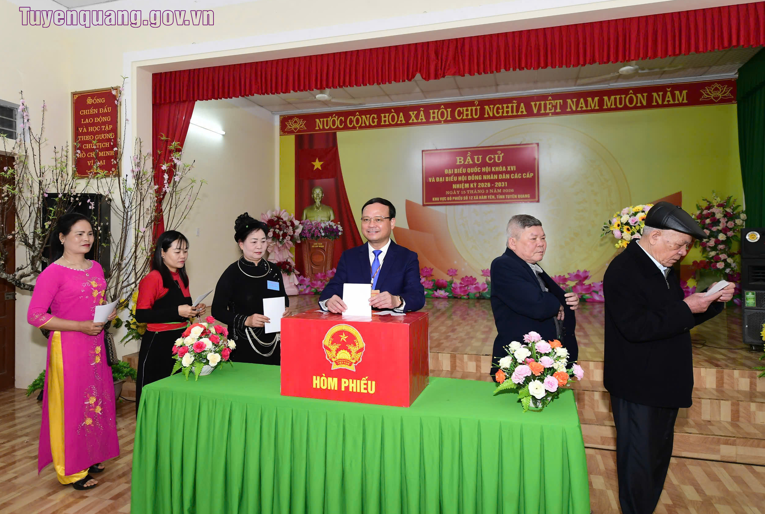 Phó Chủ tịch Thường trực UBND tỉnh Nguyễn Mạnh Tuấn dự khai mạc bầu cử tại Khu vực bỏ phiếu số 12, xã Hàm Yên