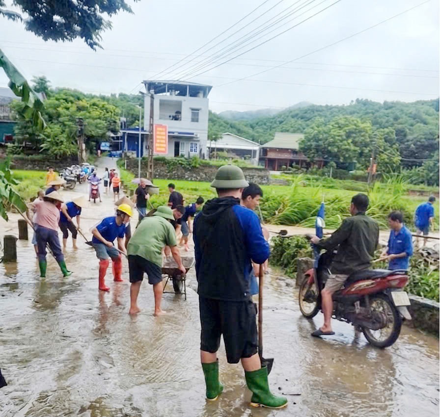 Hơn 100 hội viên nông dân và các đoàn thể thôn Mới, thôn Đồng Quan ra quân tổng vệ sinh môi trường sau mưa lũ