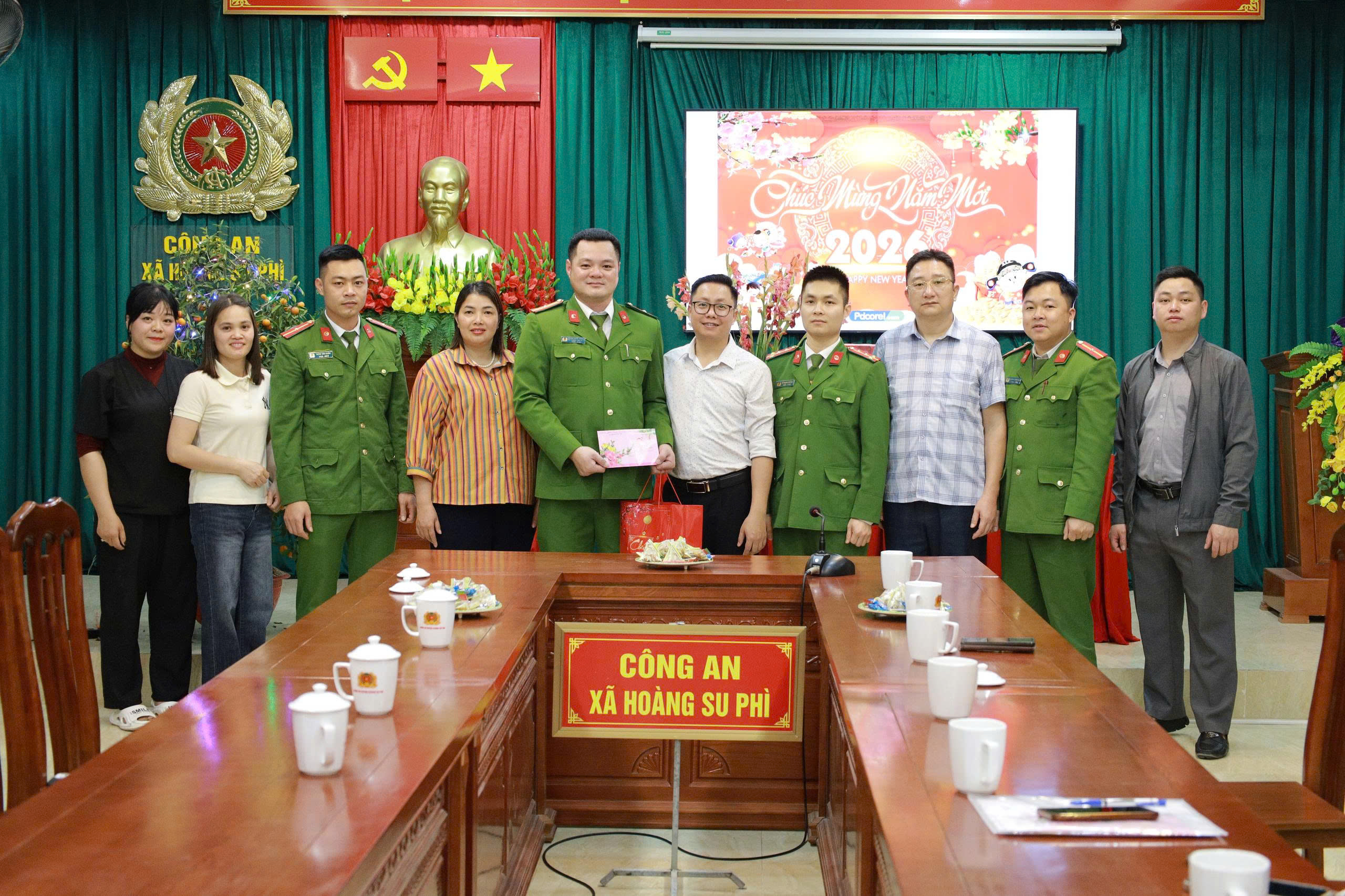 Lãnh đạo xã Hoàng Su Phì trao quà động viên lực lượng làm nhiệm vụ trong những ngày cuối năm