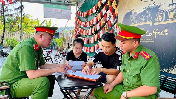 CÔNG AN XÃ XUÂN GIANG TUYÊN TRUYỀN PHÁP LUẬT, KÝ CAM KẾT ĐẢM BẢO AN NINH TRẬT TỰ ĐỐI VỚI CÁC HỘ KINH DOANH