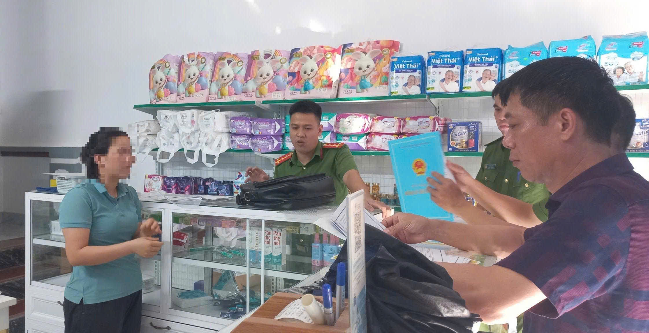CÔNG AN XÃ TRI PHÚ TĂNG CƯỜNG KIỂM TRA, XỬ LÝ HÀNG HÓA KHÔNG RÕ NGUỒN GỐC