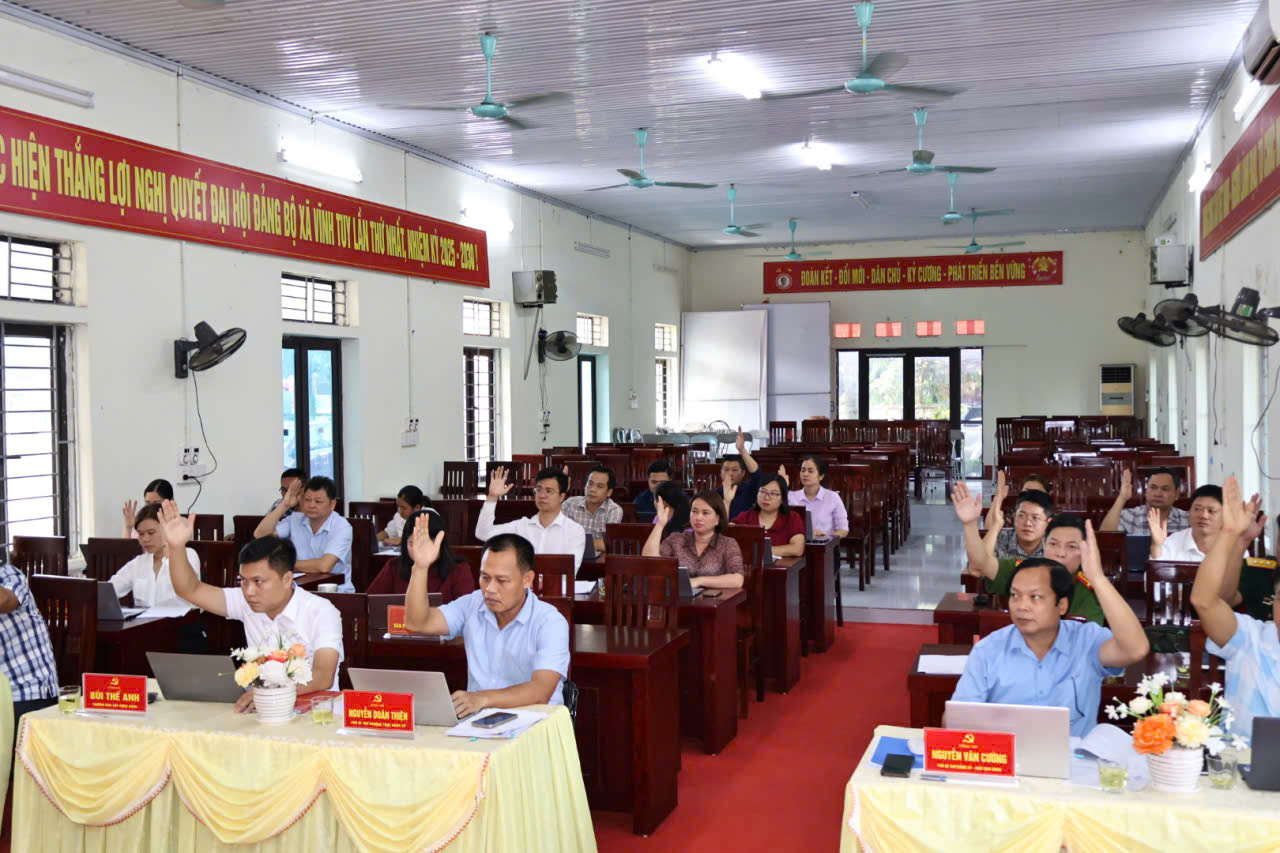 Họp BCH chuyên đề 4 th 8 giow tay.jpg
