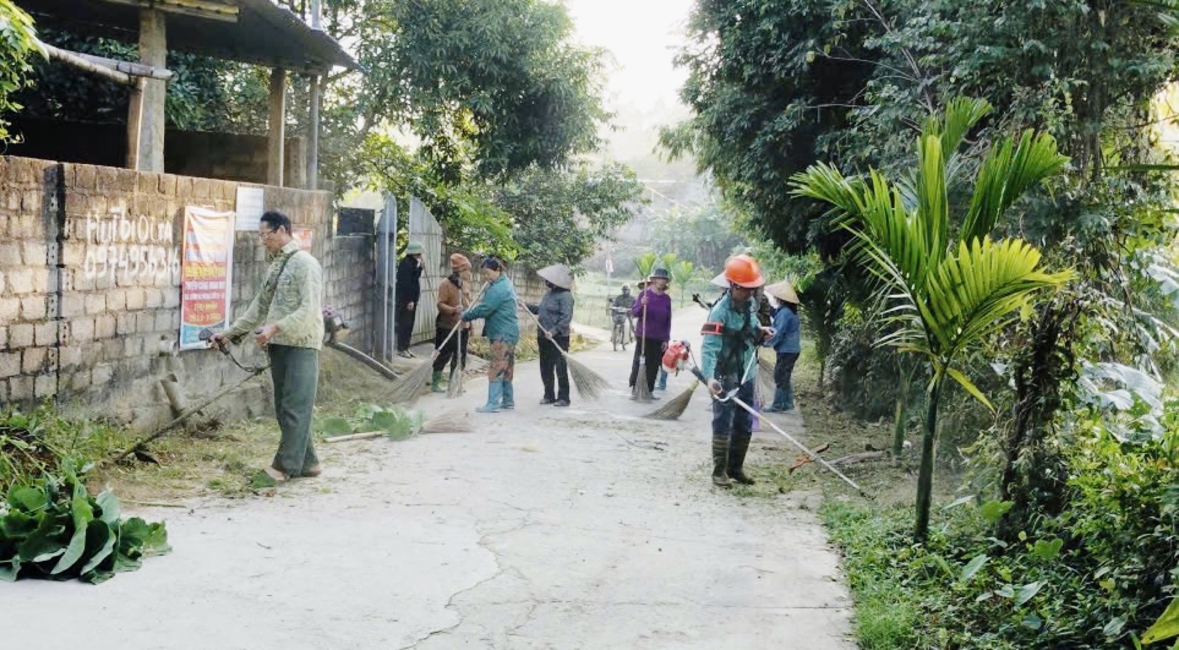 Các thôn trên địa bàn xã Sơn Thủy ra quân dọn dẹp vệ sinh, chỉnh trang đường làng ngõ xóm chào mừng các sự kiện trọng đại của đất nước