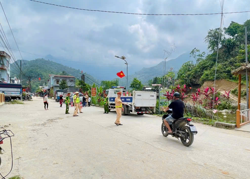  CÔNG AN XÃ QUẢNG NGUYÊN PHỐI HỢP TUẦN TRA, XỬ LÝ VI PHẠM  GIAO THÔNG TRÊN ĐỊA BÀN