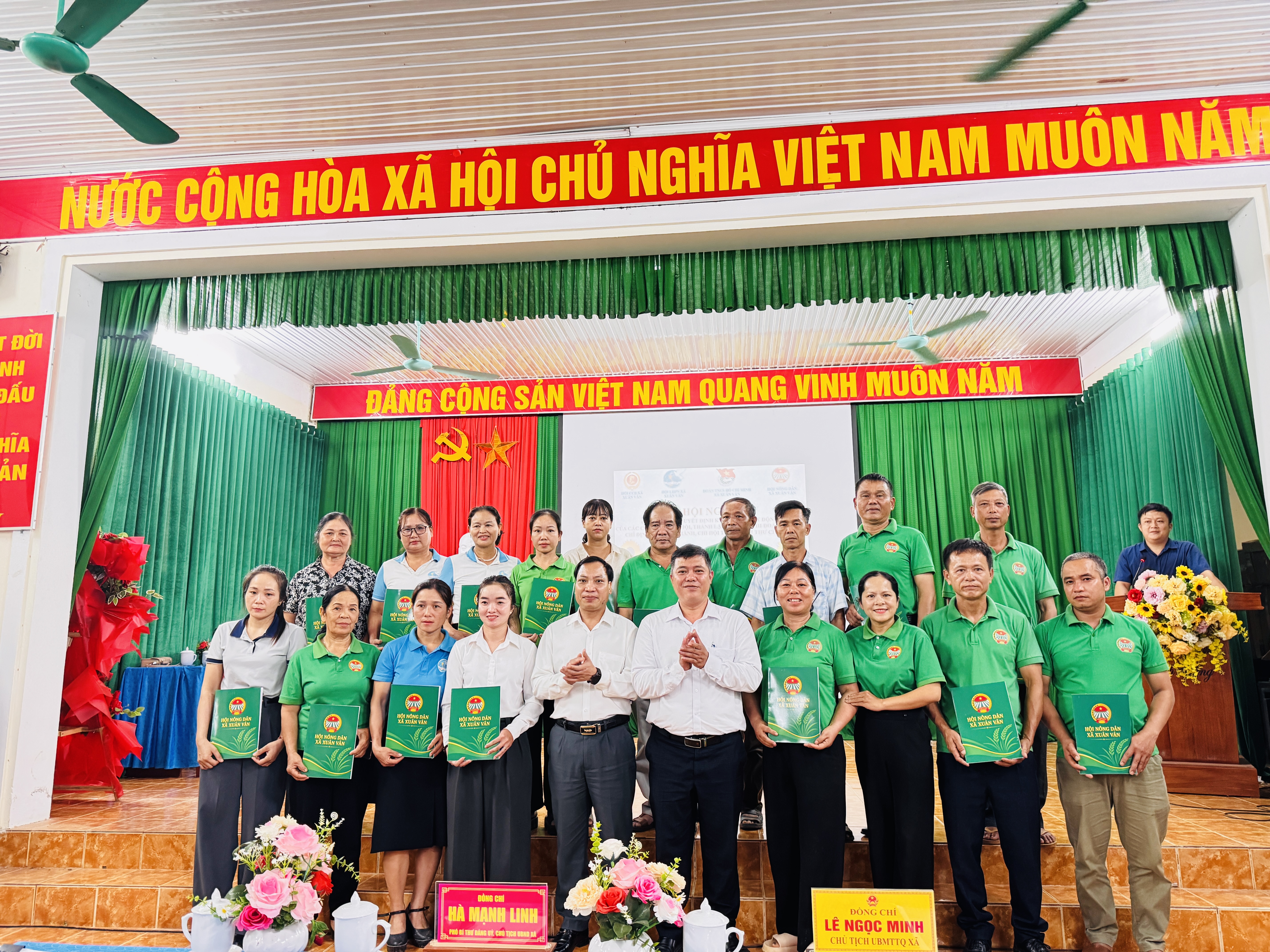 CÁC TỔ CHỨC CHÍNH TRỊ - XÃ HỘI XÃ XUÂN VÂN TỔ CHỨC HỘI NGHỊ CÔNG BỐ CÁC QUYẾT ĐỊNH VỀ CÔNG TÁC TỔ CHỨC SAU SẮP XẾP THÔN