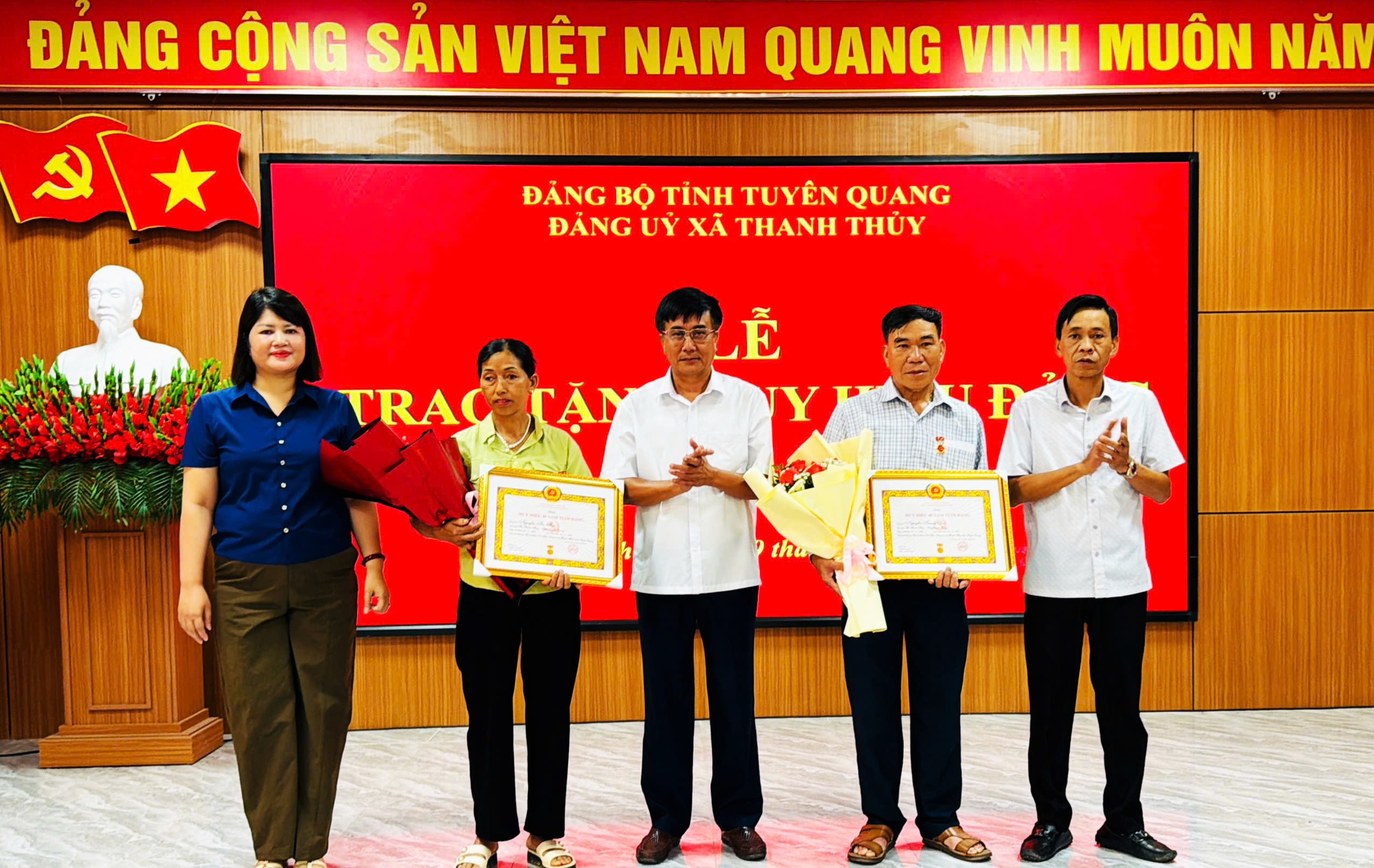 ĐẢNG ỦY XÃ THANH THUỶ TỔ CHỨC LỄ TRAO TẶNG HUY HIỆU ĐẢNG ĐỢT 19/5.