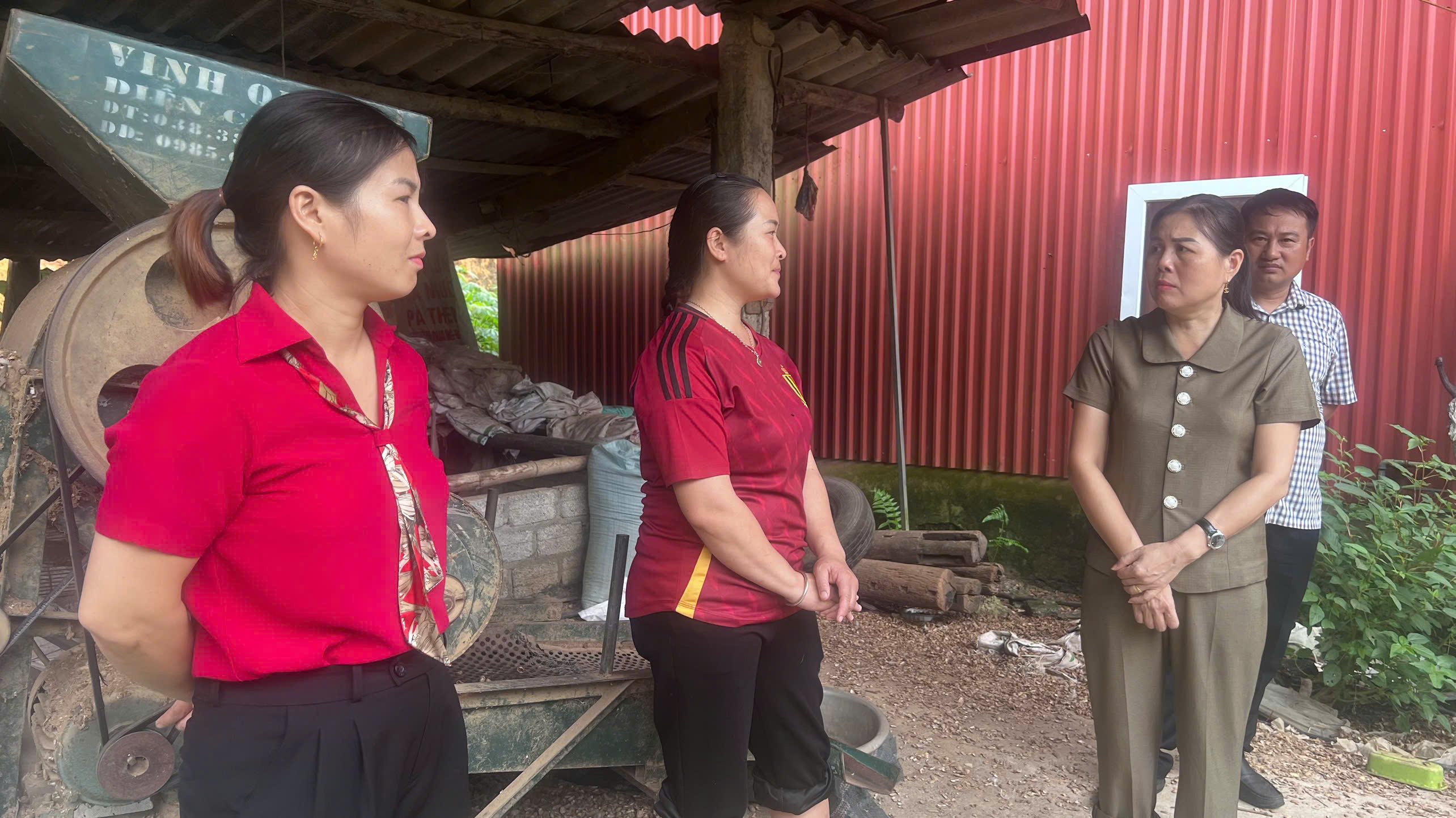 Bí thư Đảng ủy, Chủ tịch HĐND xã Yên Thành thăm các mô hình phát triển kinh tế của Hội Liên hiệp Phụ nữ xã