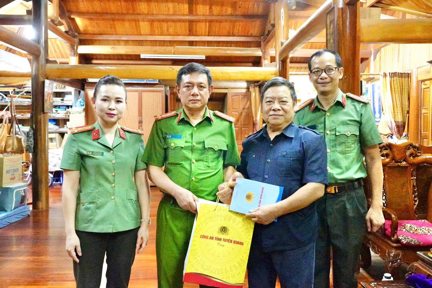 TRI ÂN CÁC THẾ HỆ LÃNH ĐẠO CÔNG AN TỈNH NHÂN NGÀY TRUYỀN THỐNG LỰC LƯỢNG CẢNH SÁT NHÂN DÂN