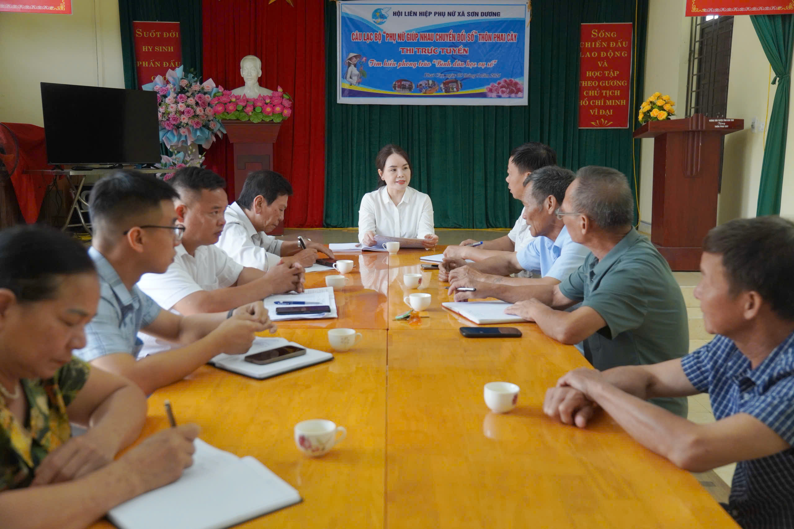 Đồng chí Bí thư Đảng ủy xã Nguyễn Thị Thanh Huyền làm việc với các thôn về công tác sắp xếp thôn 