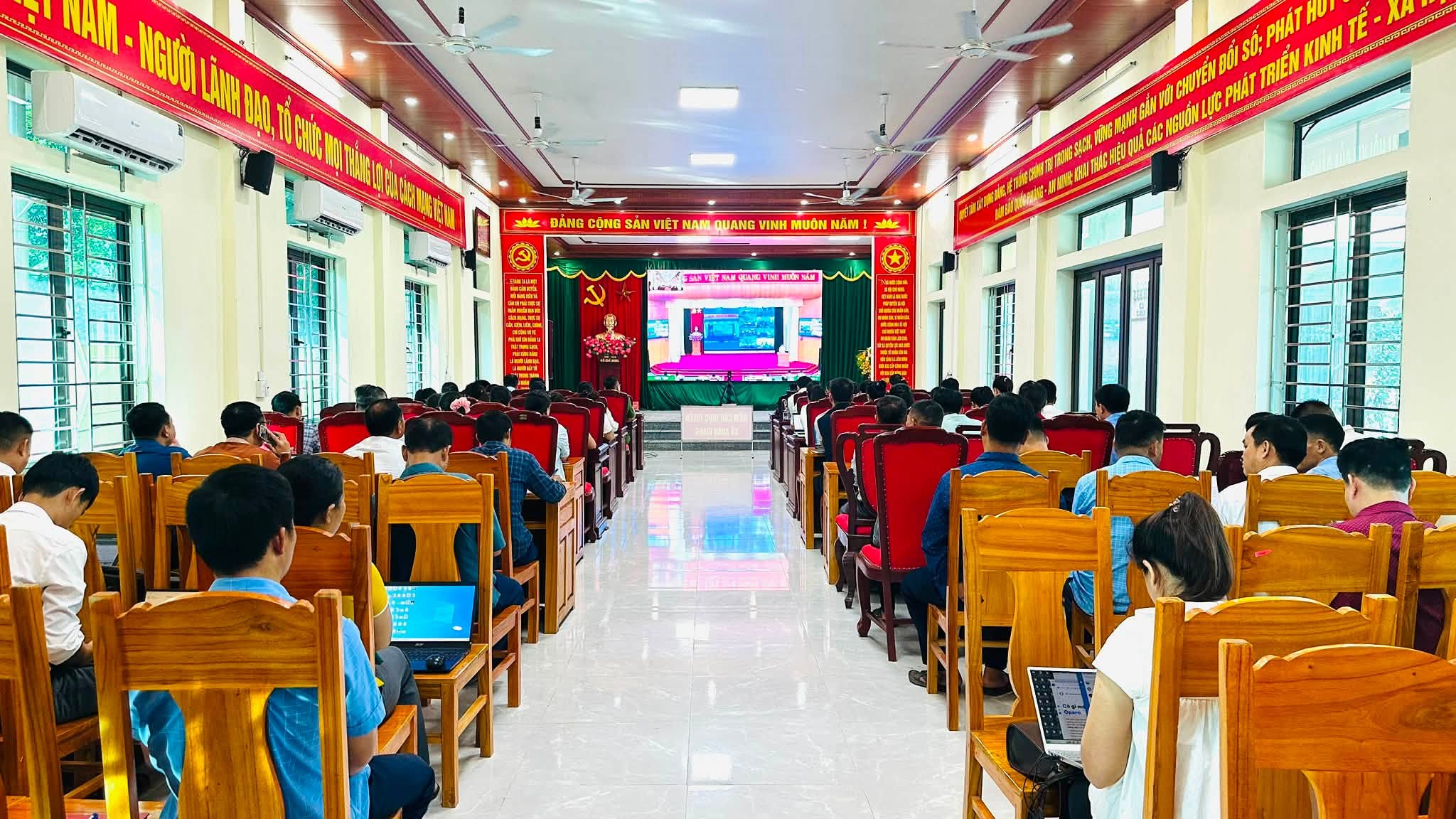 XÃ XUÂN GIANG THAM DỰ HỘI NGHỊ TẬP HUẤN “ỨNG DỤNG CÔNG NGHỆ AI TRONG THỰC TIỄN CÔNG TÁC”