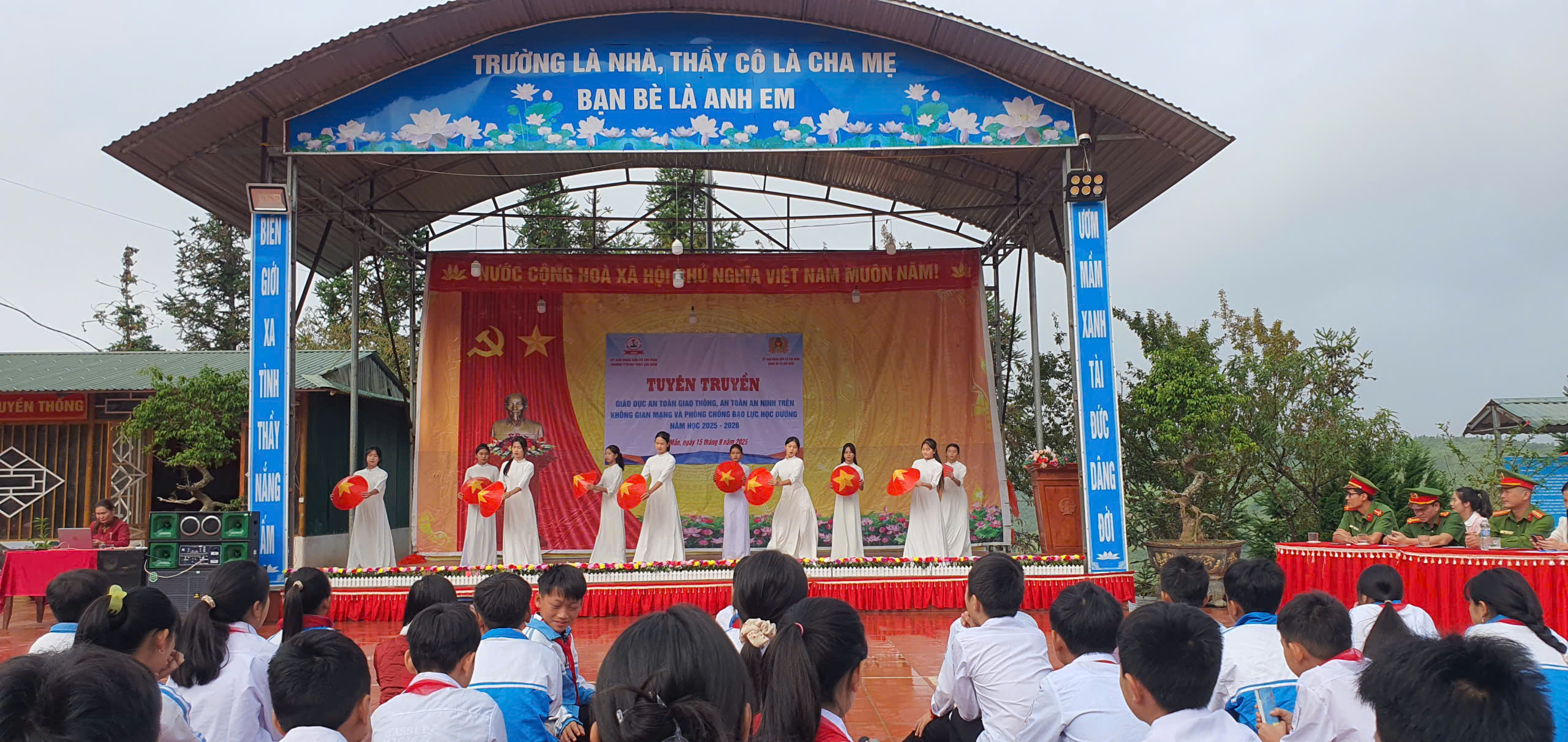 CÔNG AN XÃ XÍN MẦN TỔ CHỨC TUYÊN TRUYỀN PHỔ BIẾN GIÁO DỤC PHÁP LUẬT CHO HỌC SINH