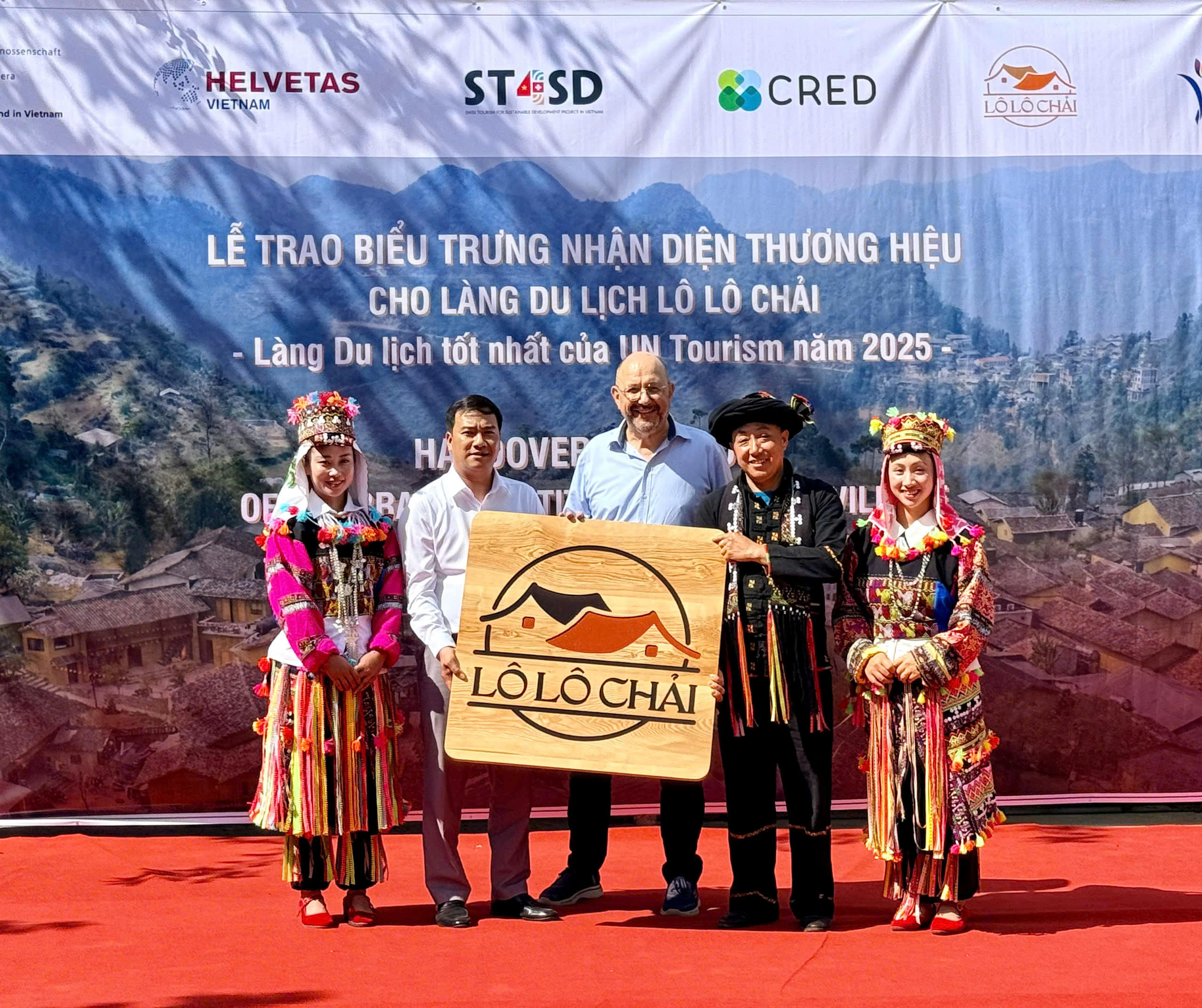 ĐOÀN CÔNG TÁC ĐẠI SỨ QUÁN THUỴ SĨ TẠI VIỆT NAM THĂM VÀ LÀM VIỆC TẠI XÃ LŨNG CÚ