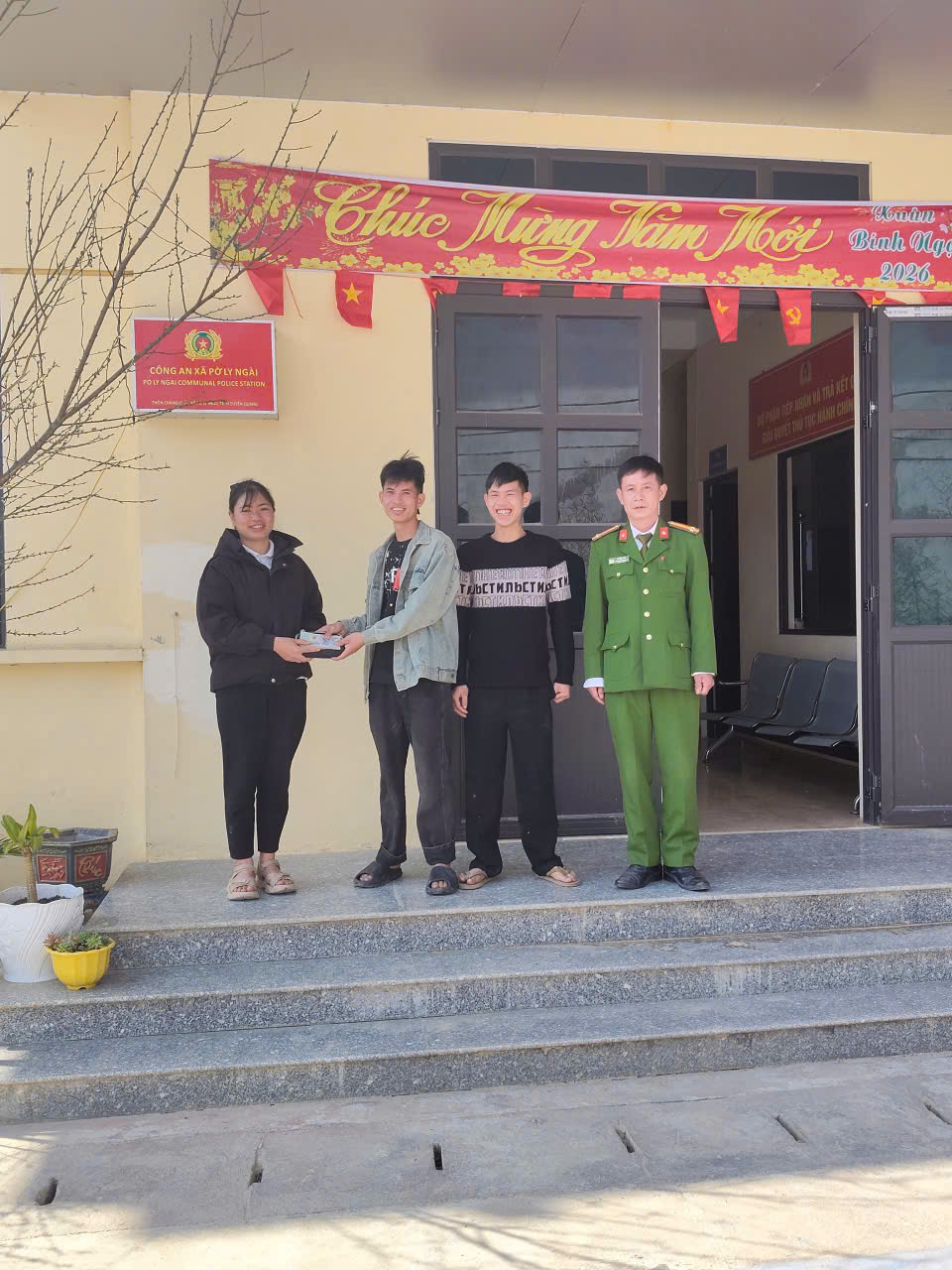 HÀNH ĐỘNG ĐẸP NGÀY GIÁP TẾT 2026: HAI CÔNG DÂN XÃ PỜ LY NGÀI NHẶT ĐƯỢC CỦA RƠI, TRẢ LẠI NGƯỜI MẤT