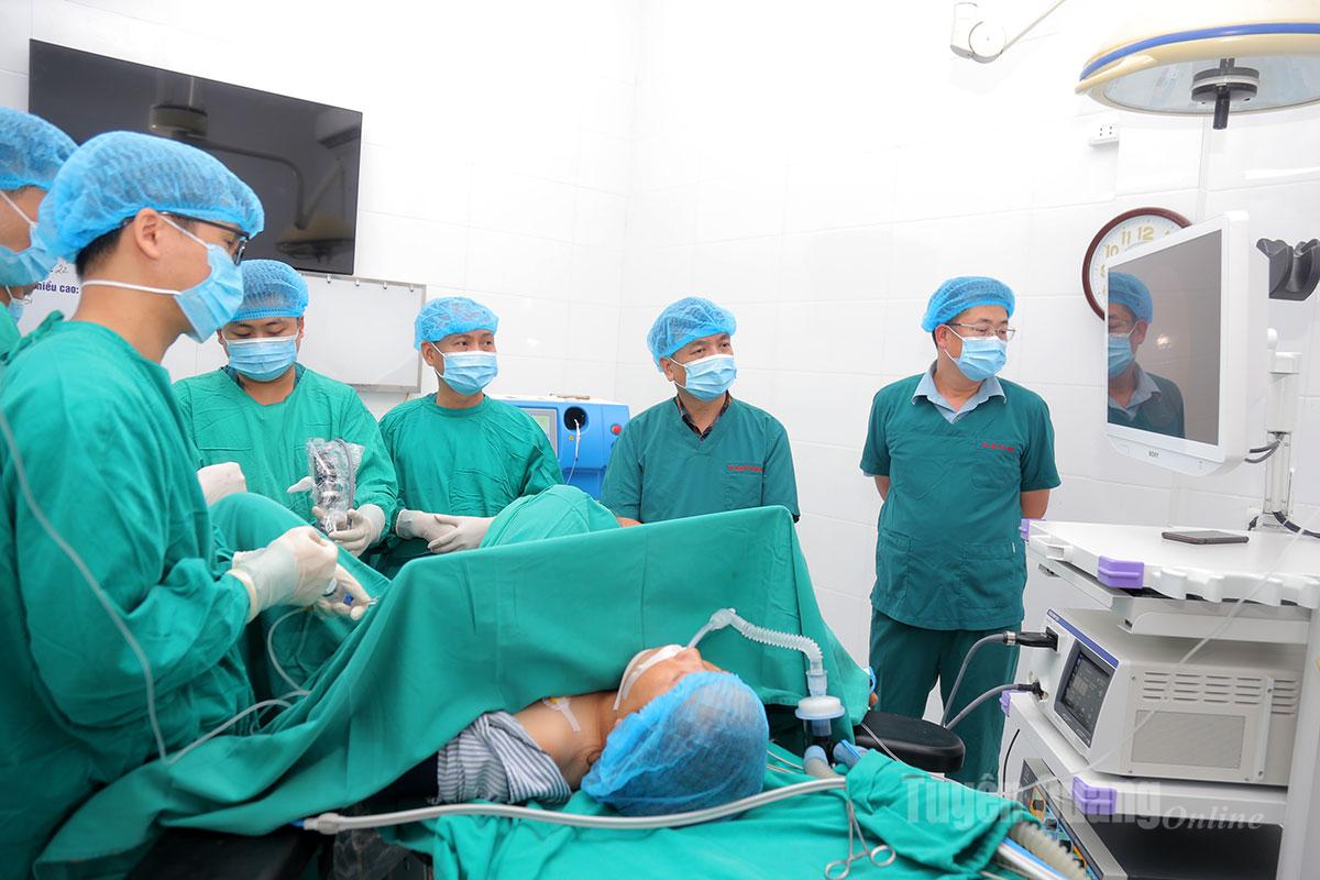 Bệnh viện Đa khoa khu vực Đồng Văn khai trương máy phẫu thuật nội soi tán sỏi tiết niệu ngược dòng bằng Laser