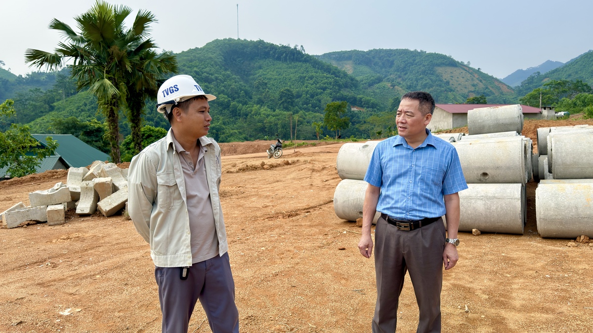 ĐỒNG CHÍ TRỊNH QUỐC SÁNG, PHÓ BÍ THƯ ĐẢNG ỦY, CHỦ TỊCH UBND XÃ KIỂM TRA TIẾN ĐỘ CÔNG TRÌNH BỐ TRÍ, SẮP XẾP ỔN ĐỊNH KHU DÂN CƯ THÔN NGÕA