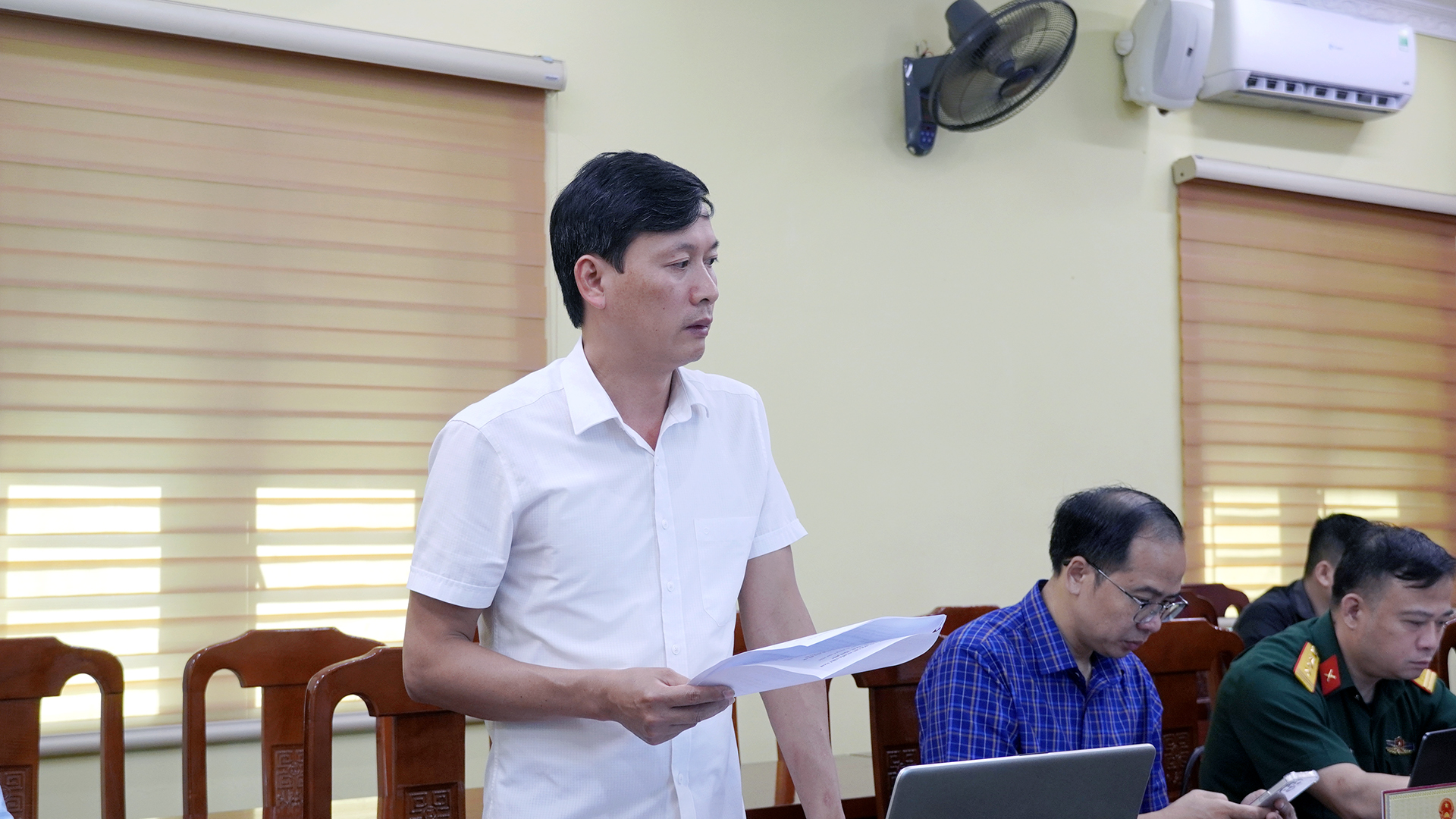 phi&ecirc;n họp UBND x&atilde; T5 (1).JPG