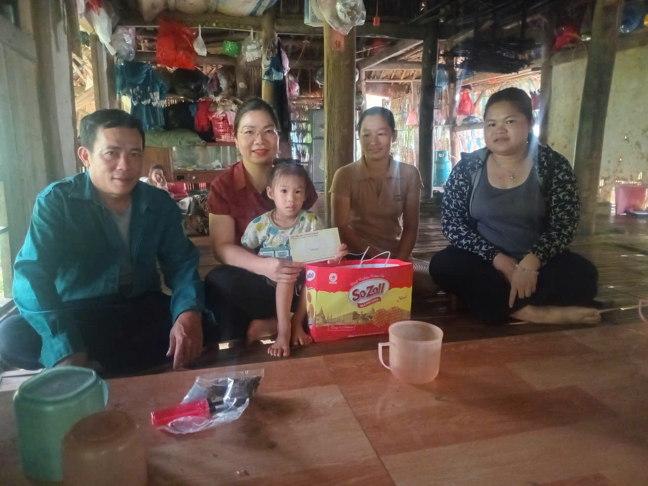 Phó Bí thư Thường trực Đảng ủy Hoàng Thị Thu Hiền thăm, tặng quà các cháu có hoàn cảnh khó khăn nhân dịp Tết Thiếu nhi 1/6