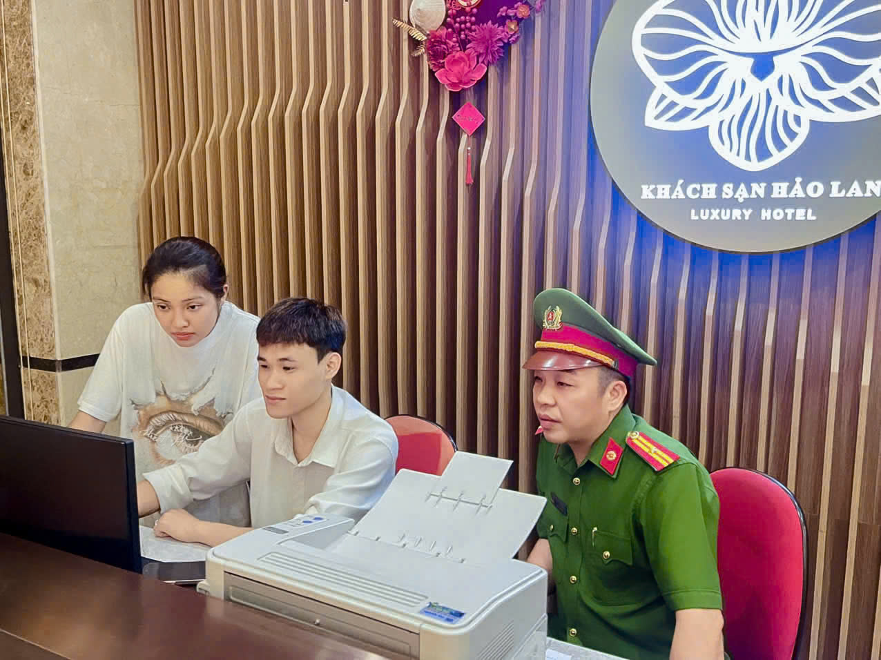 CÔNG AN XÃ BẮC QUANG TĂNG CƯỜNG KIỂM TRA CÔNG TÁC QUẢN LÝ CƯ TRÚ, HƯỚNG DẪN CƠ SỞ LƯU TRÚ THỰC HIỆN KHAI BÁO LƯU TRÚ TRÊN HỆ THỐNG