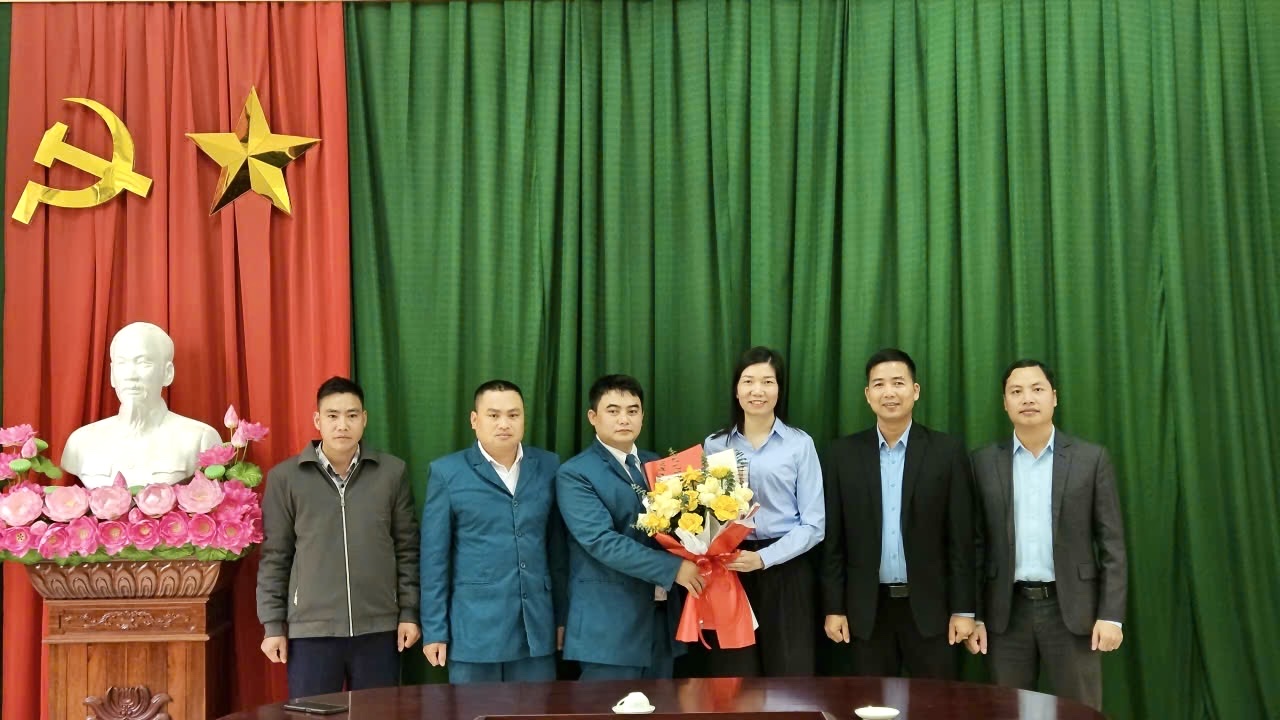 Đồng chí Phó Bí thư Thường trực Đảng ủy Nguyễn Thị Thảo tặng hoa Ban chỉ huy quân sự xã nhân kỷ niệm Ngày thành lập Quân đội nhân dân Việt Nam 22/12