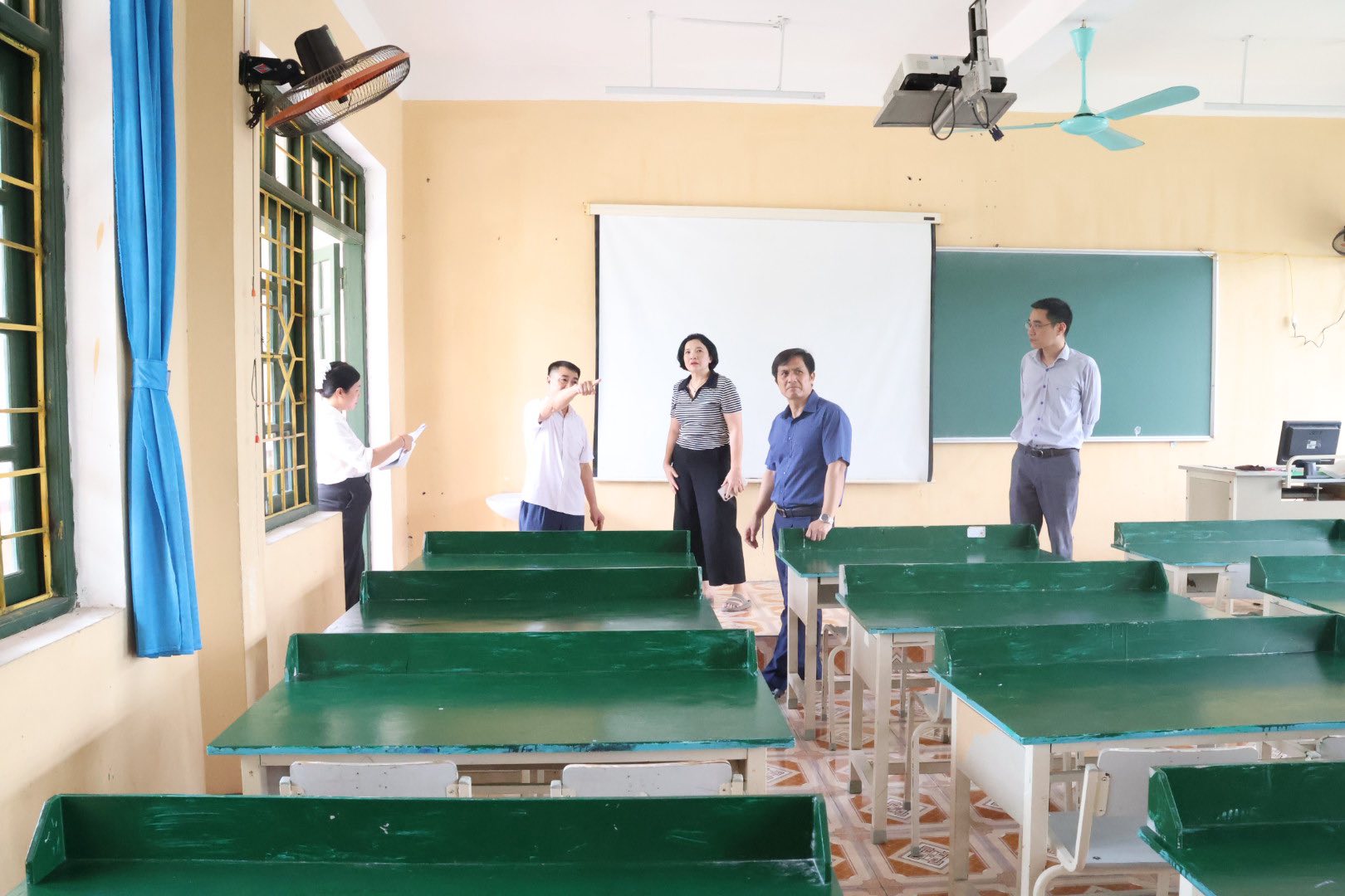 chủ tịch kiểm tra trường học 1.jpg