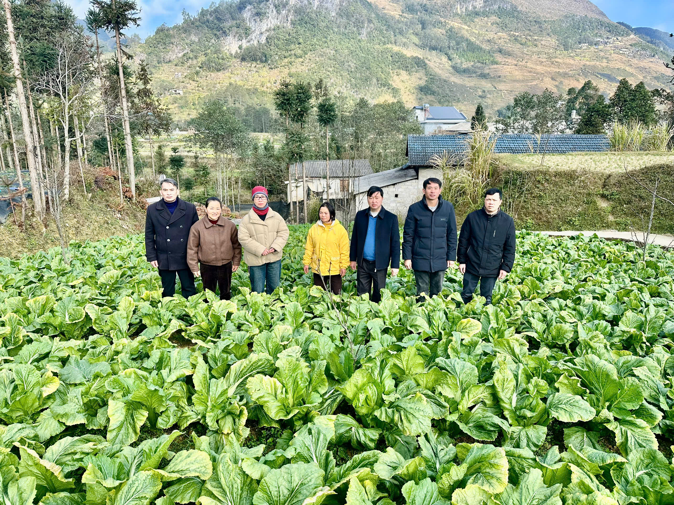 Lãnh đạo Thường trực Đảng uỷ xã Phố Bảng kiểm tra các mô hình phát triển kinh tế trên địa bàn