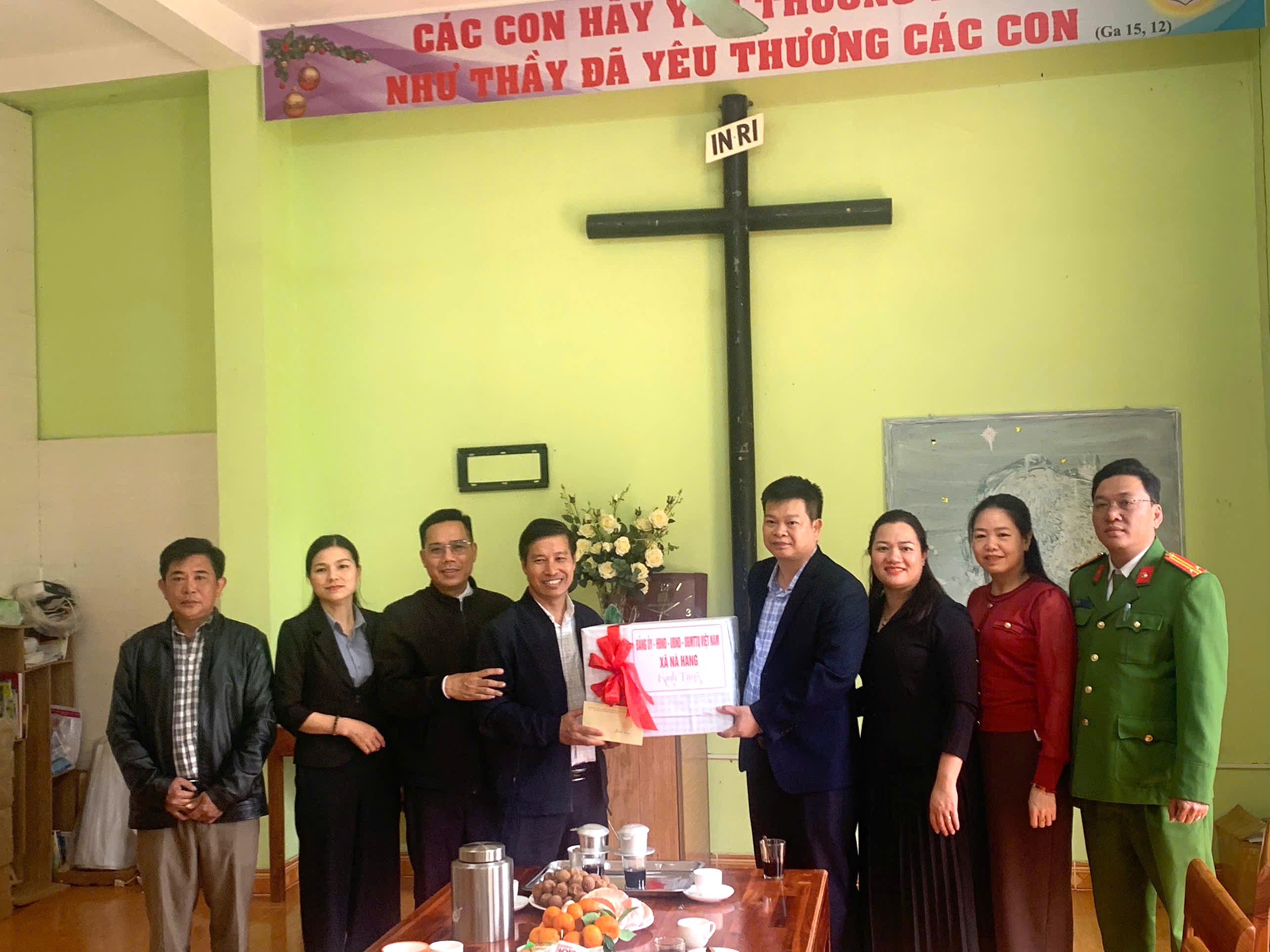 Lãnh đạo xã Nà Hang thăm hỏi, chúc mừng và tặng quà Nhà thờ giáo họ Nà Hang nhân dịp Giáng sinh năm 2025