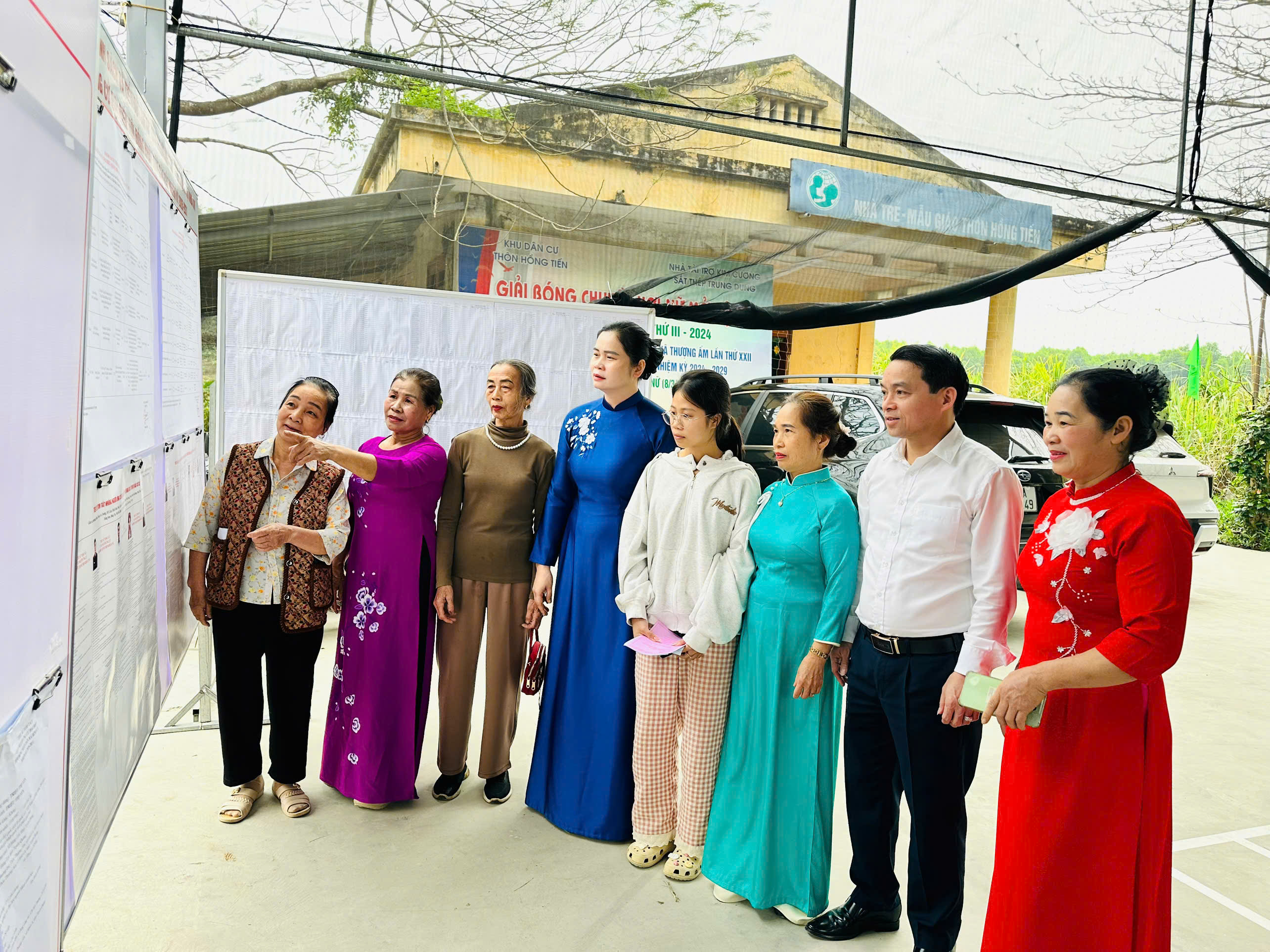 Đồng chí Bí thư Đảng ủy xã Dương Văn Hòa đi kiểm tra tại các khu vực bầu cử