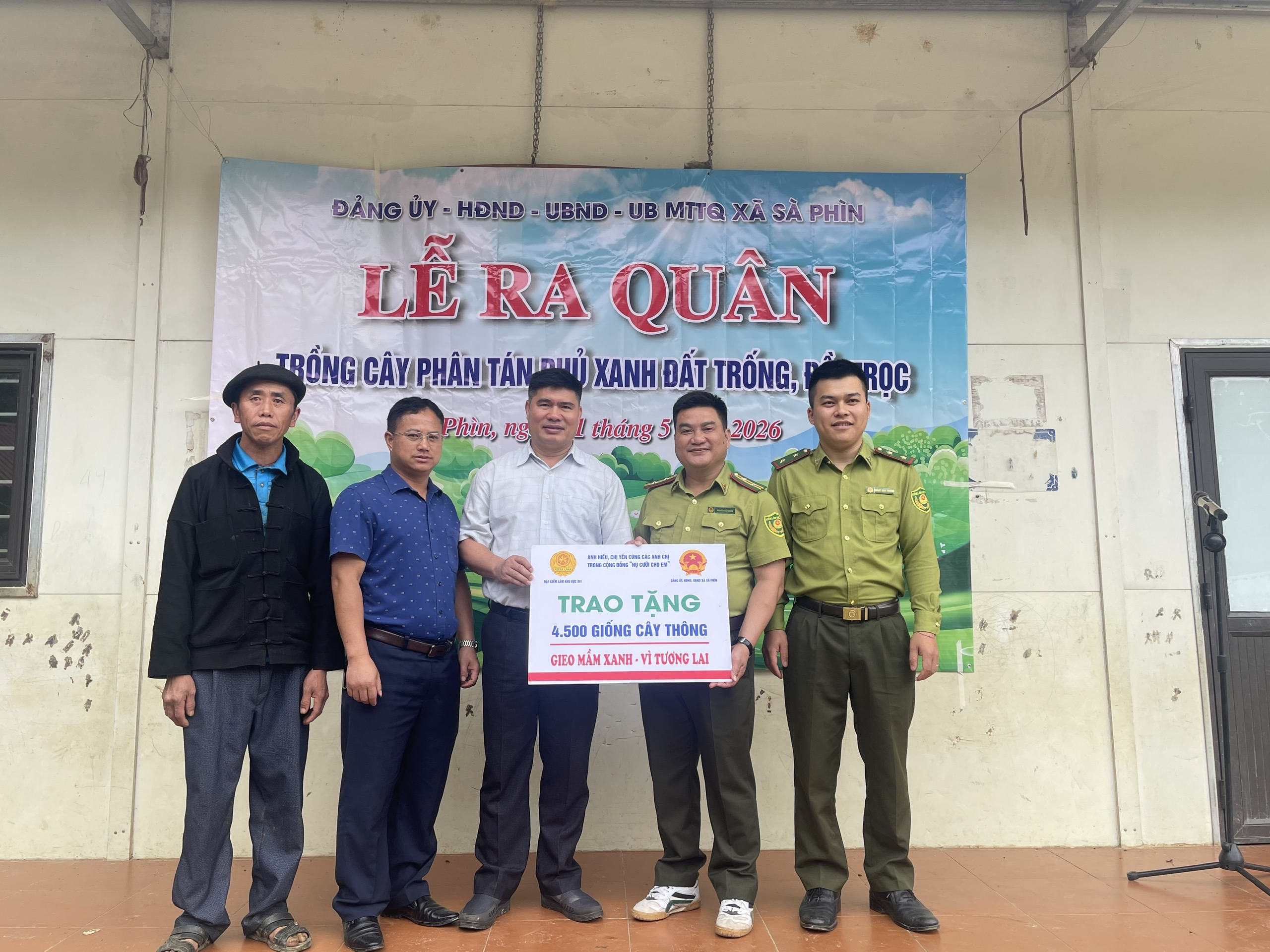 trao tặng cây.jpg