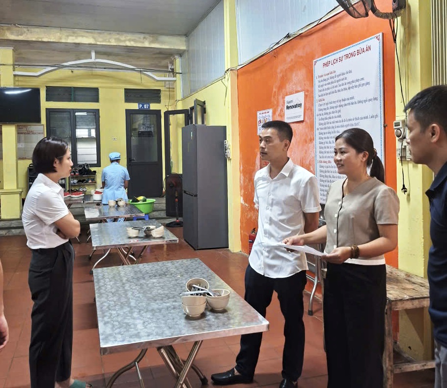 Chủ tịch UBND xã kiểm tra vệ sinh an toàn thực phẩm tại trường THCS Lý Tự Trọng và trường Mầm non Hoa Mai.