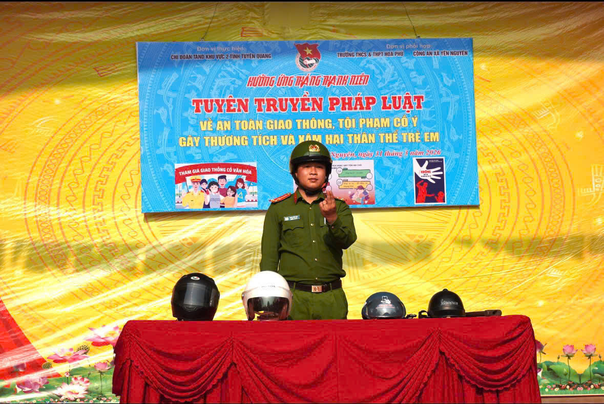 YÊN NGUYÊN, KIÊN ĐÀI - HIỆU QUẢ TỪ CÔNG TÁC TUYÊN TRUYỀN PHÁP LUẬT Ở CƠ SỞ Thực tiễn công tác bảo đảm an ninh, trật tự ở địa bàn cơ sở cho thấy, để phòng ngừa vi phạm từ sớm, từ xa, một trong những giải pháp căn cơ, bền vững chính là đẩy mạnh tuyên truyền, phổ biến, giáo dục pháp luật trong trường học. Với tinh thần chủ động, trách nhiệm, thời gian qua, Công an xã Yên Nguyên và Công an xã Kiên Đài đã triển khai nhiều hoạt động thiết thực, đổi mới nội dung, hình thức tuyên truyền, góp phần nâng cao ý thức chấp hành pháp luật cho học sinh, giáo viên, xây dựng môi trường giáo dục an toàn, lành mạnh ngay từ cơ sở.