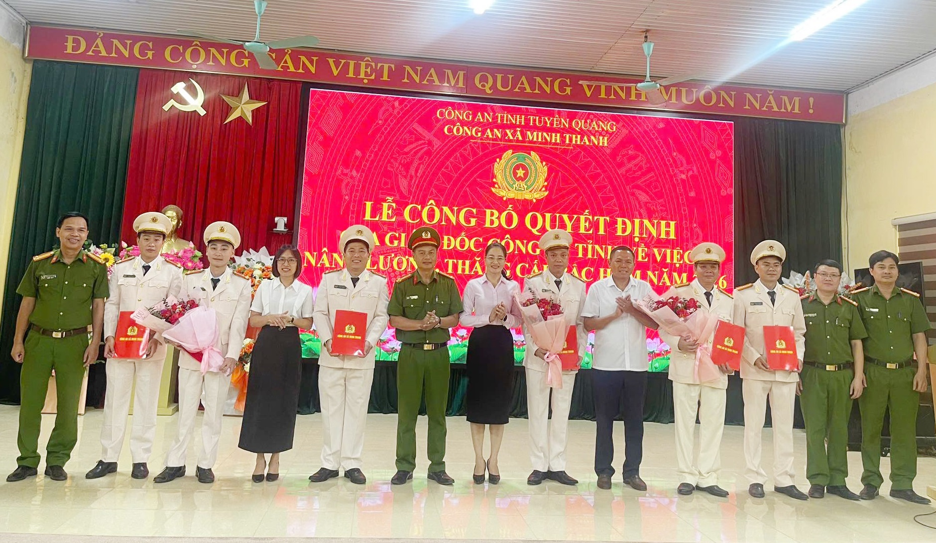 Công an xã Minh Thanh công bố Quyết định nâng lương, thăng cấp bậc hàm năm 2026