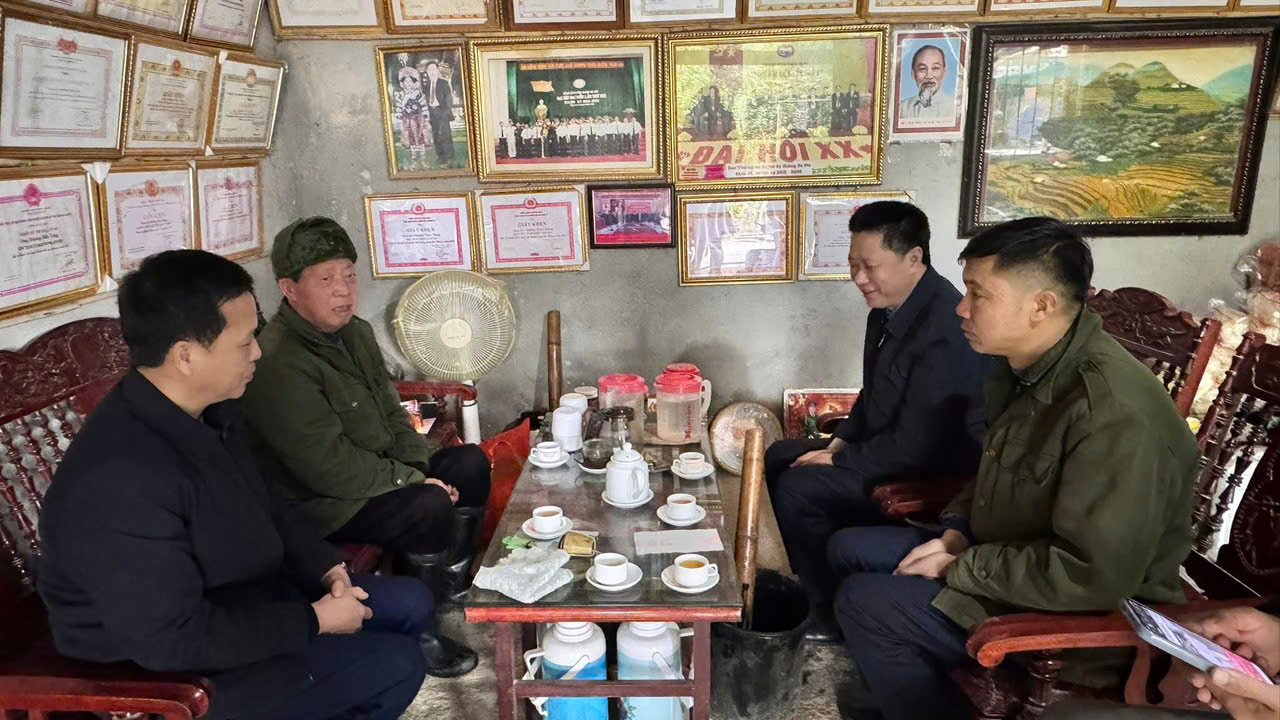 Thường Trực Đảng uỷ, HĐND, UBND, đến thăm và tặng  quà lãnh đạo tiền nhiệm, nhân dịp Tết Nguyên đán  Bính Ngọ năm 2026.