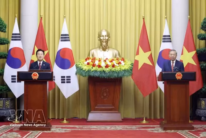 Vietnamese, RoK leaders meet press in Ha Noi