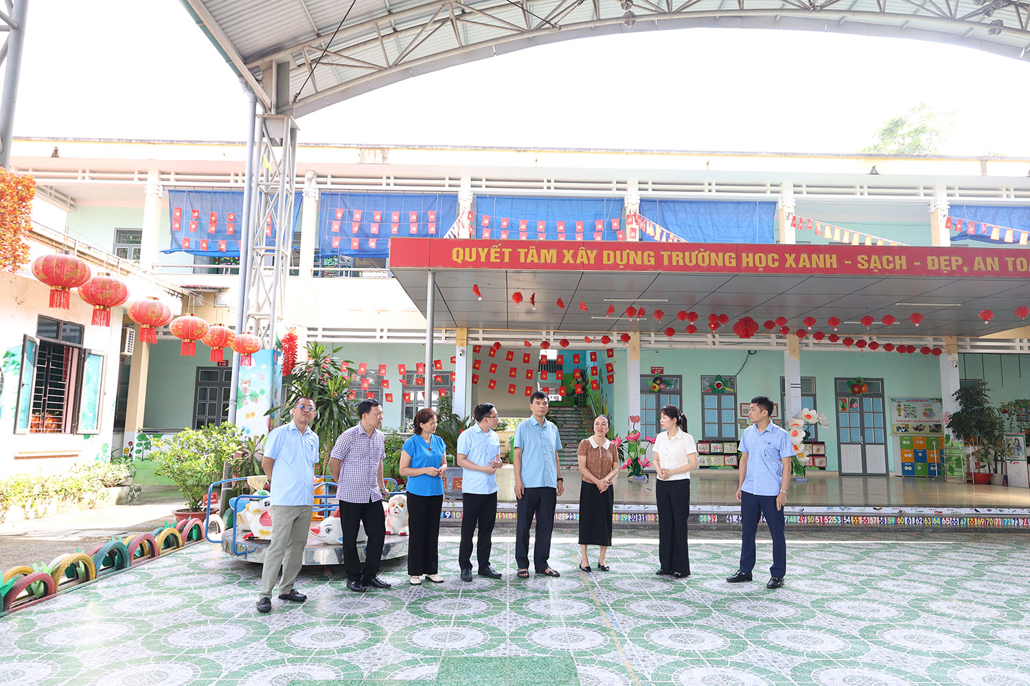 Các đồng chí thường trực Đảng ủy xã Yên Sơn kiểm tra công tác chuẩn bị năm học mới tại các trường học