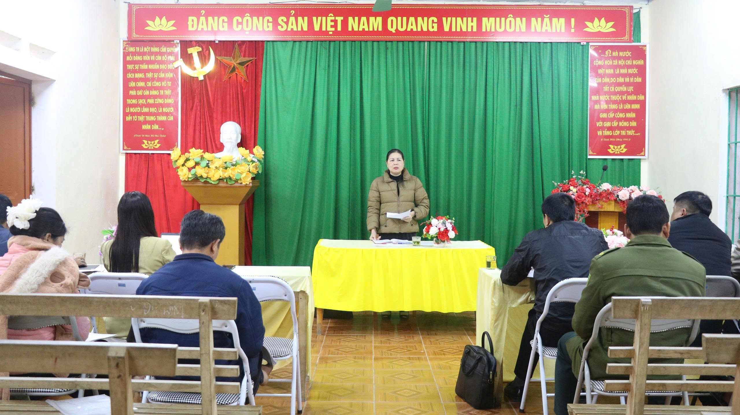 Bí thư Đảng ủy xã kiểm tra công tác Bầu cử và làm việc với Chi ủy Chi bộ thôn Bản Thín