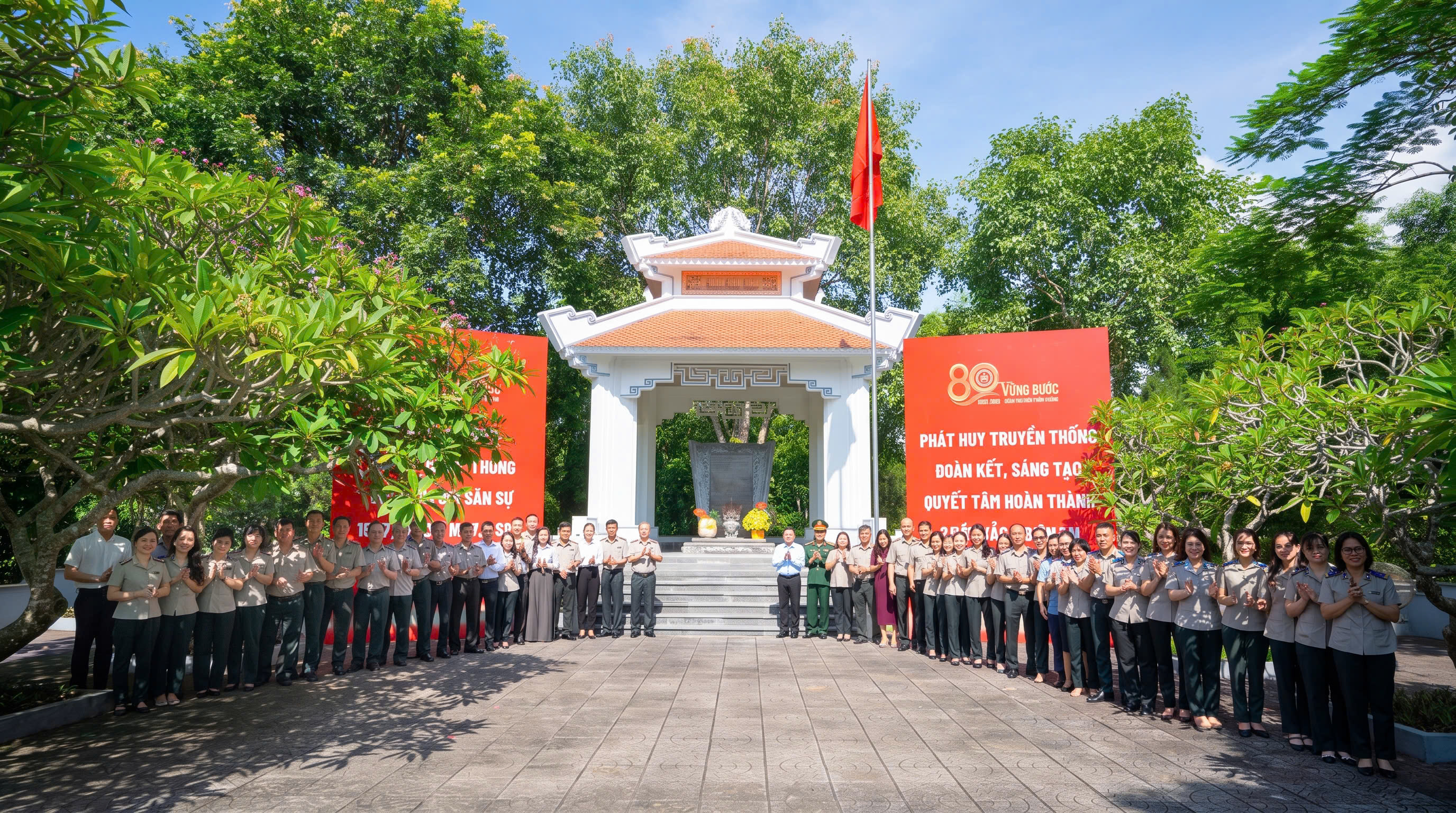 Thứ trưởng Bộ Tư pháp Mai Lương Khôi cùng Đoàn công tác dâng hương tại Khu di tích Bộ Tư pháp