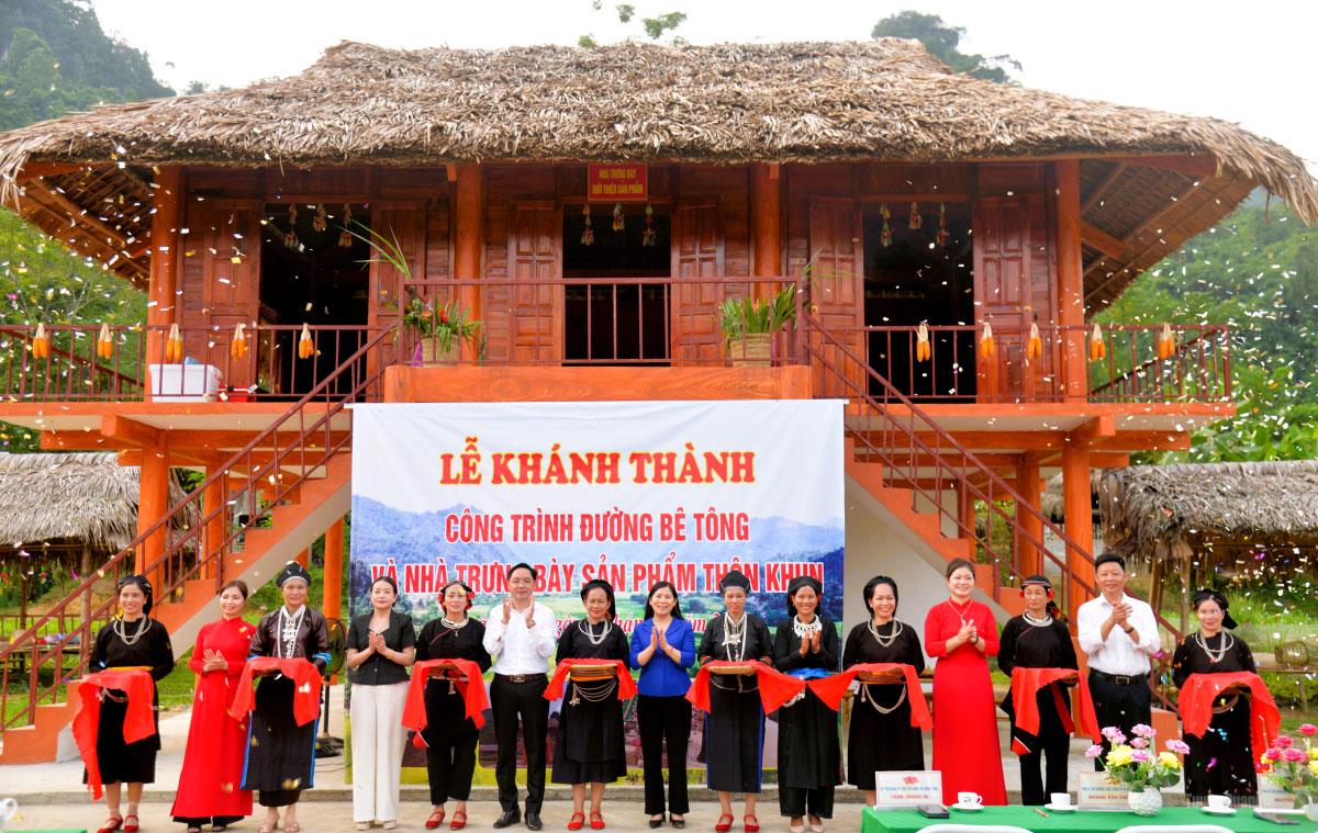 Cắt băng khánh thành công trình đường bê tông và nhà trưng bày sản phẩm thôn Khun, xã Bằng Lang