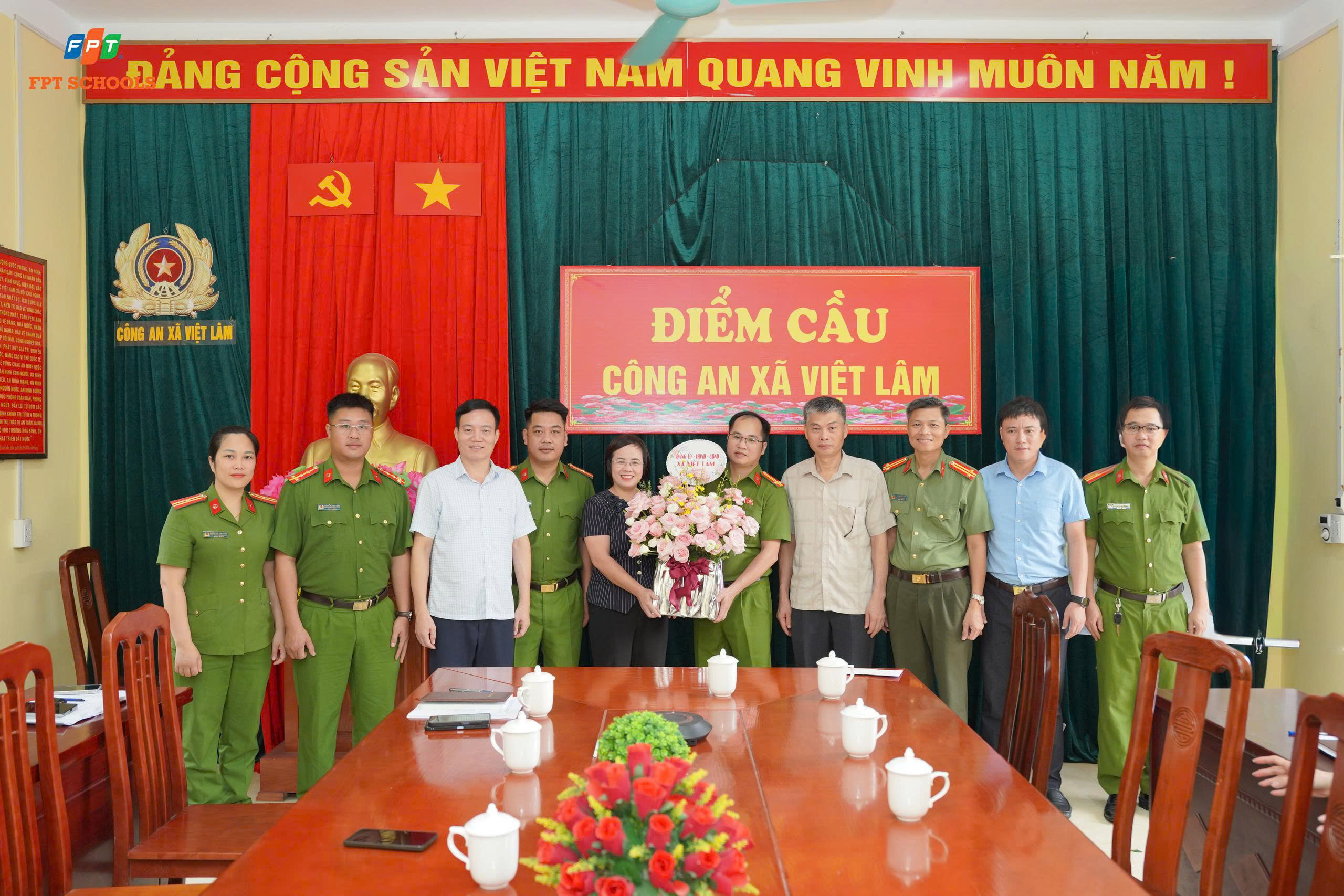 THƯỜNG TRỰC ĐẢNG ỦY XÃ VIỆT LÂM THĂM, CHÚC MỪNG LỰC LƯỢNG CÔNG AN XÃ NHÂN DỊP KỶ NIỆM 81 NĂM NGÀY TRUYỀN THỐNG CÔNG AN NHÂN DÂN