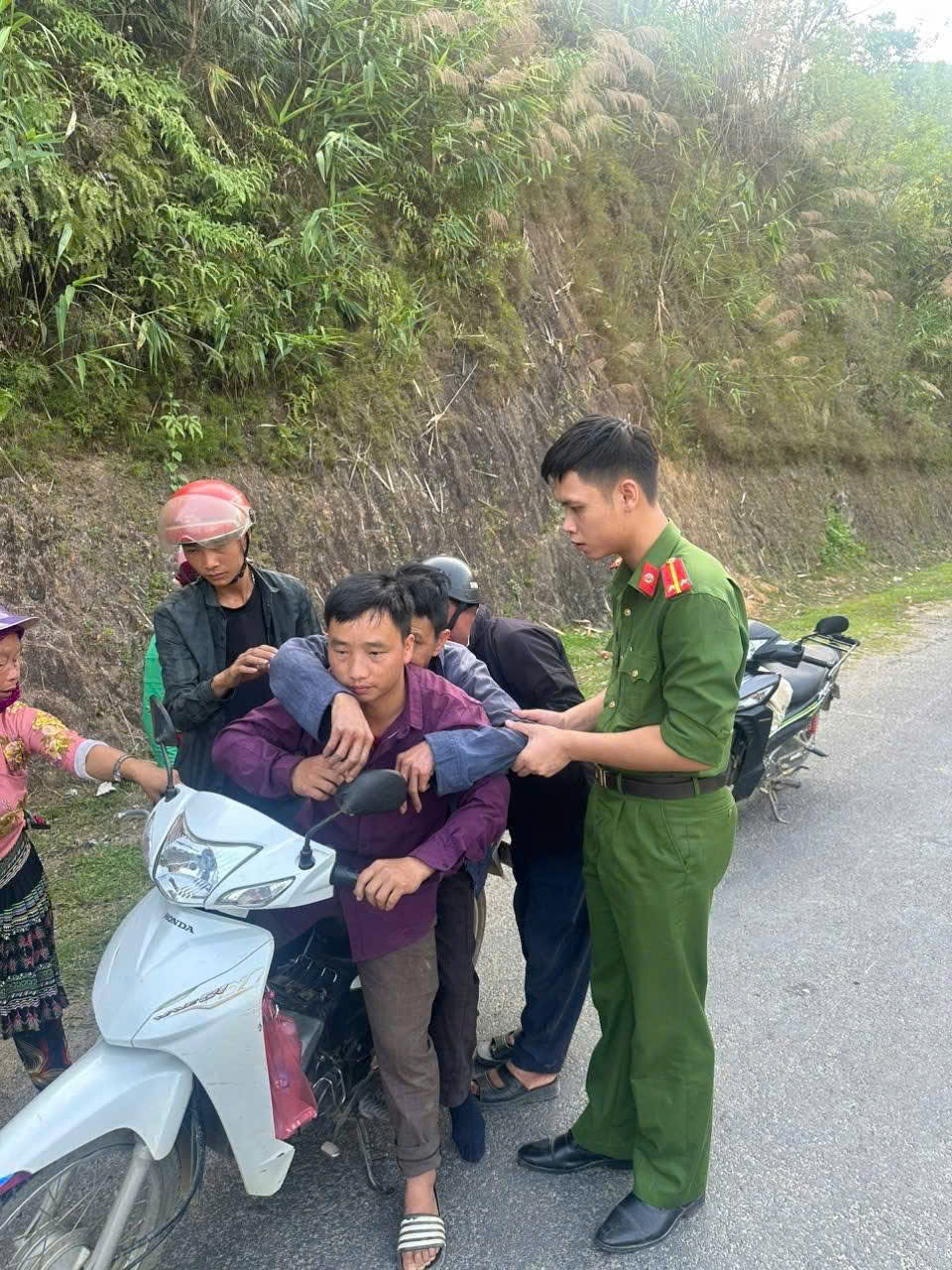 LAN TỎA HÌNH ẢNH ĐẸP VỀ NGƯỜI CHIẾN SĨ CÔNG AN