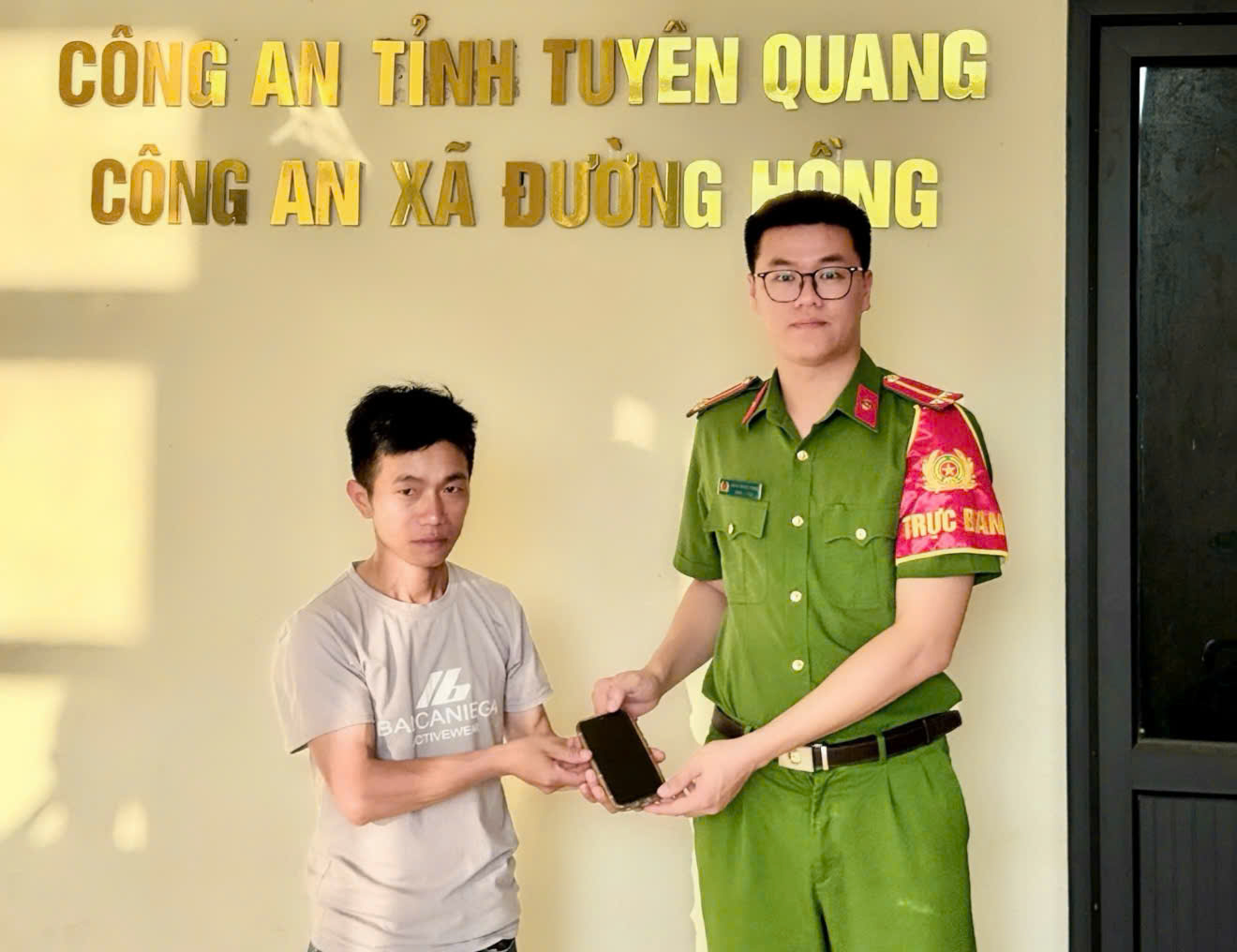 CHIẾC ĐIỆN THOẠI RƠI Ở CHỢ VÀ CHUYẾN XE VỘI VÃ CỦA LÒNG TRUNG THỰC