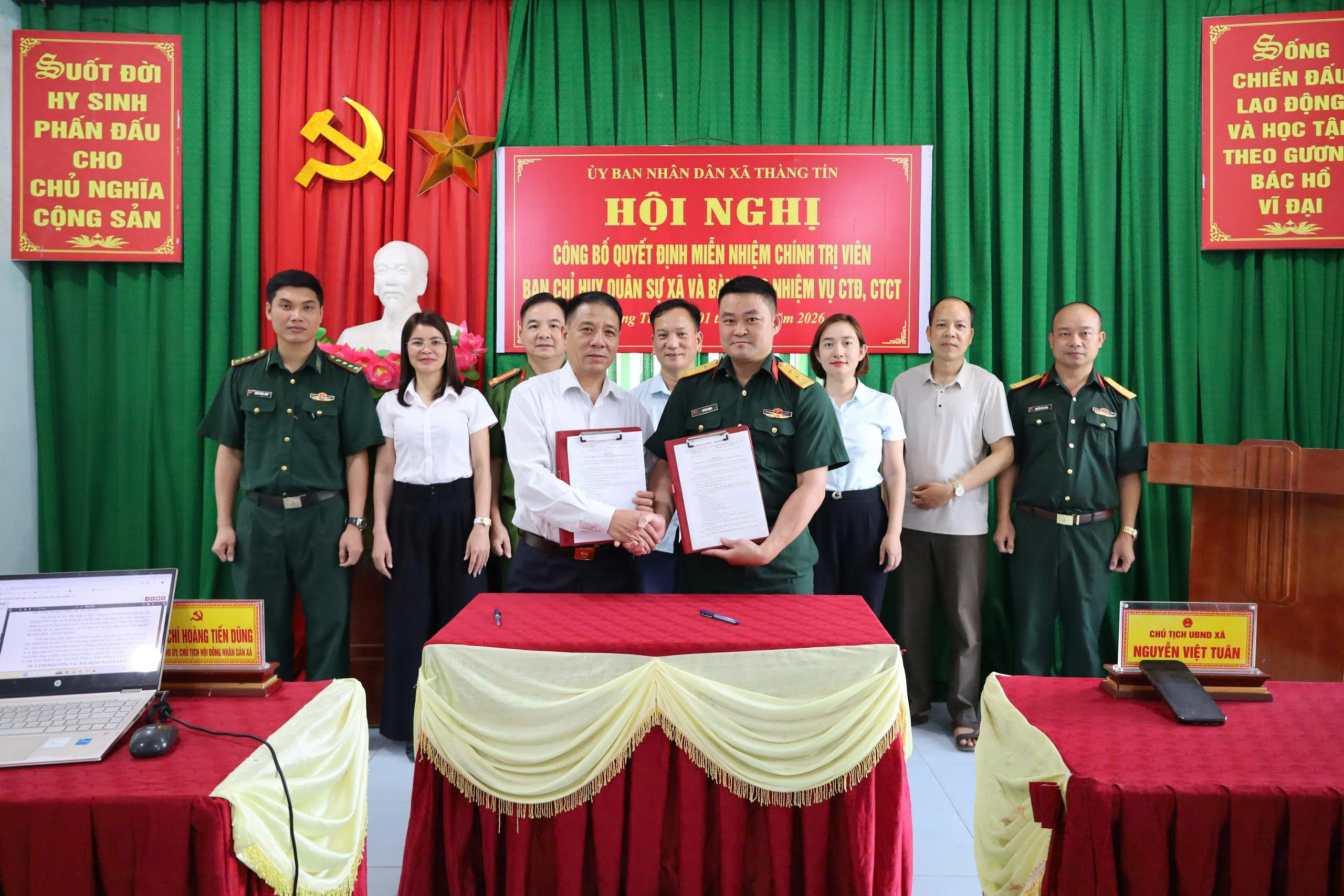 Công bố Quyết định miễn nhiệm Chính trị viên Ban CHQS xã Thàng Tín, bàn giao nhiệm vụ công tác Đảng, công tác chính trị