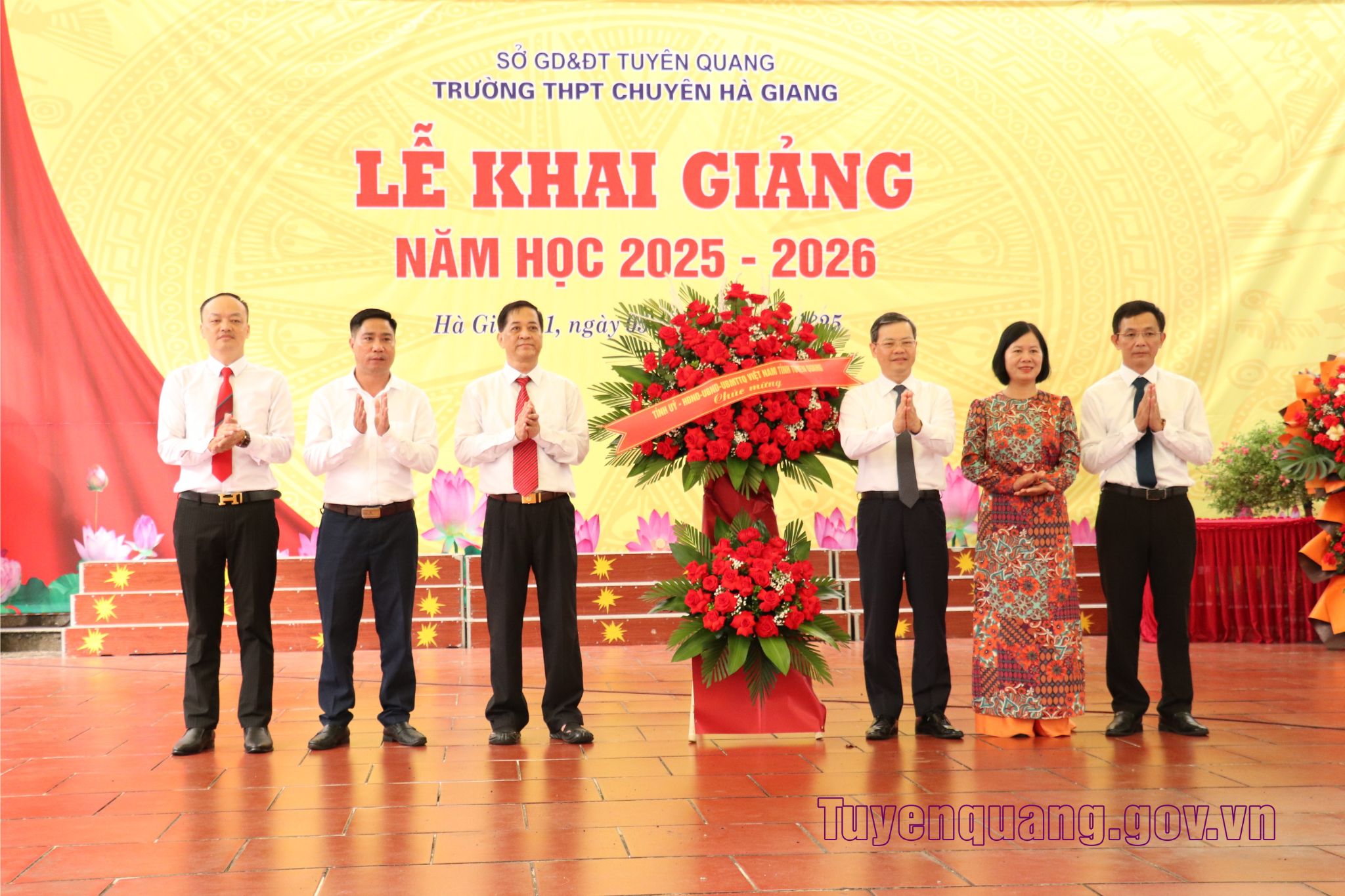 Đồng chí Nguyễn Văn Sơn, Phó Bí thư Tỉnh ủy, Chủ tịch HĐND tỉnh dự Lễ Khai giảng năm học mới tại Trường THPT Chuyên Hà Giang, tỉnh Tuyên Quang