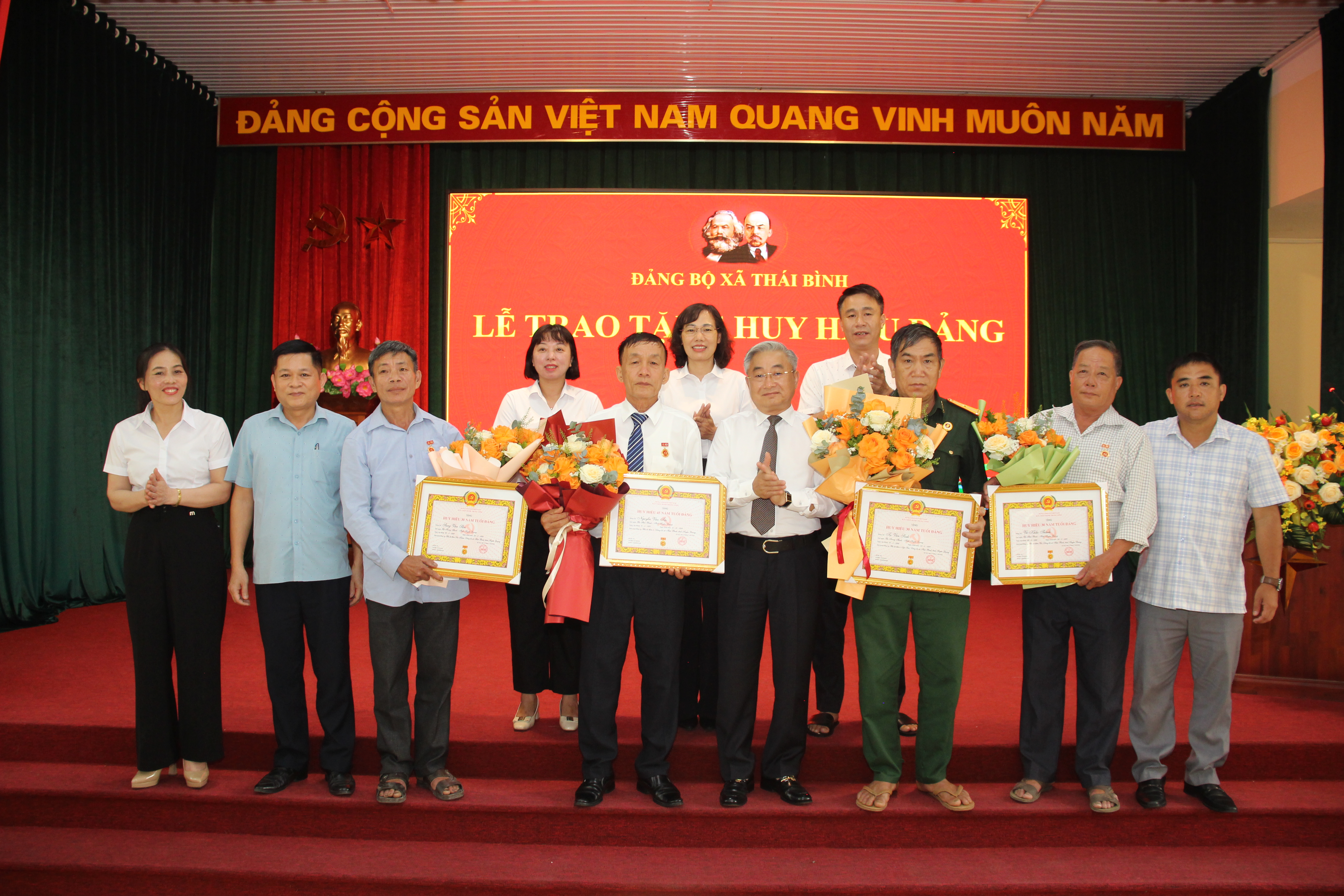 Xã Thái Bình tổ chức Lễ trao Huy hiệu Đảng đợt 19/5